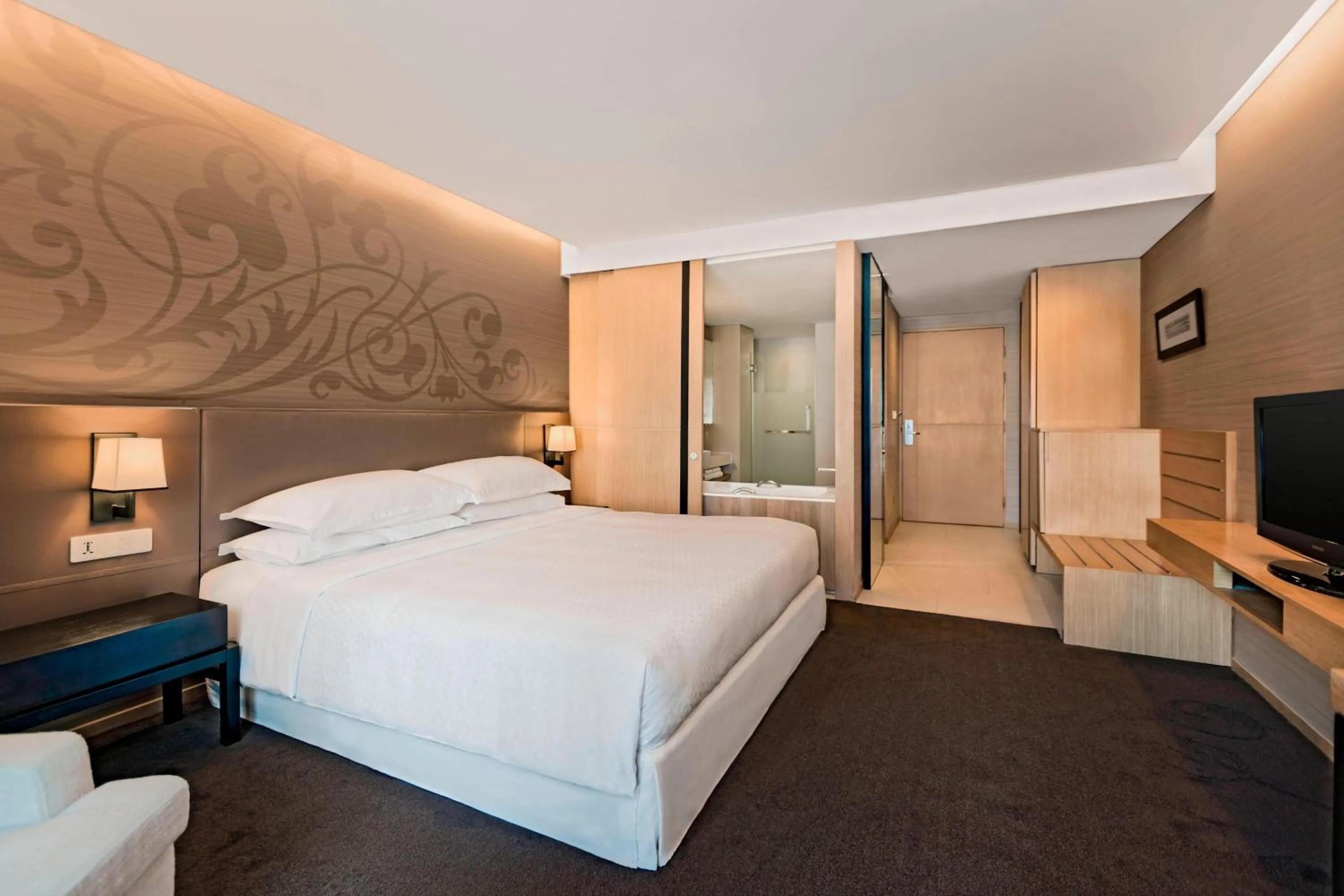 Photo of the whole room, Bed in Four Points by Sheraton Bangkok, Sukhumvit 15