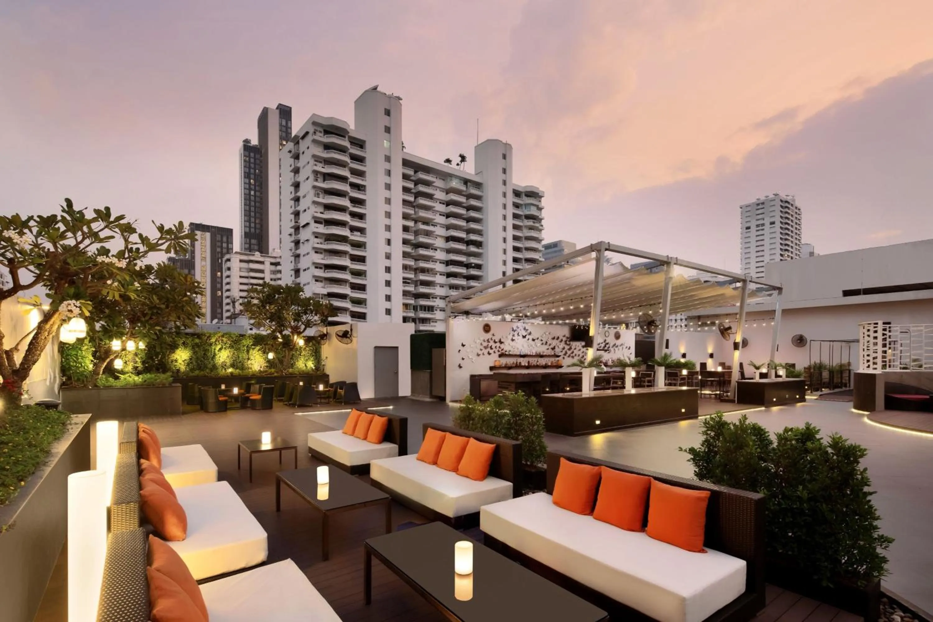 Lounge or bar in Four Points by Sheraton Bangkok, Sukhumvit 15