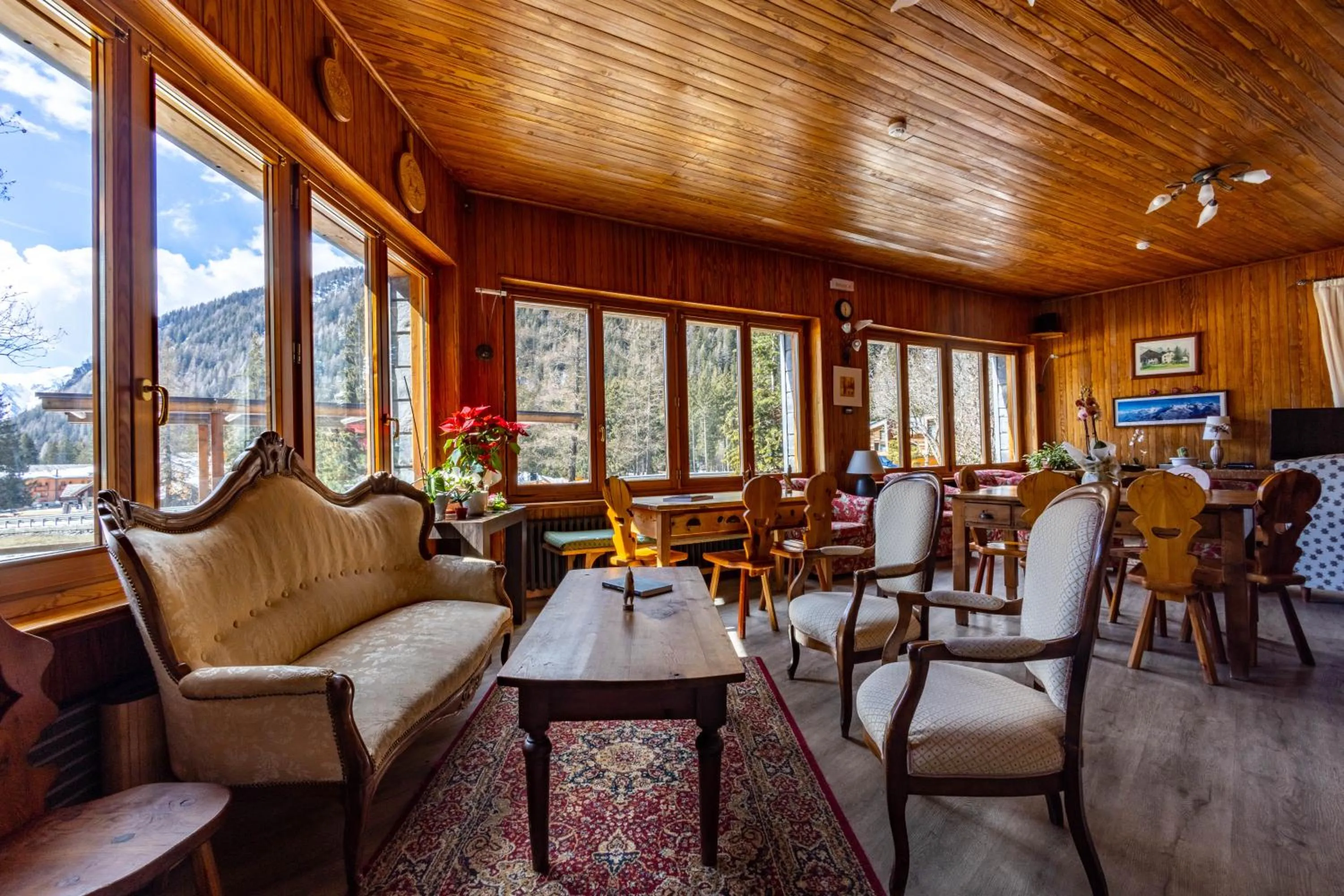 Communal lounge/ TV room in Hotel Le Campagnol