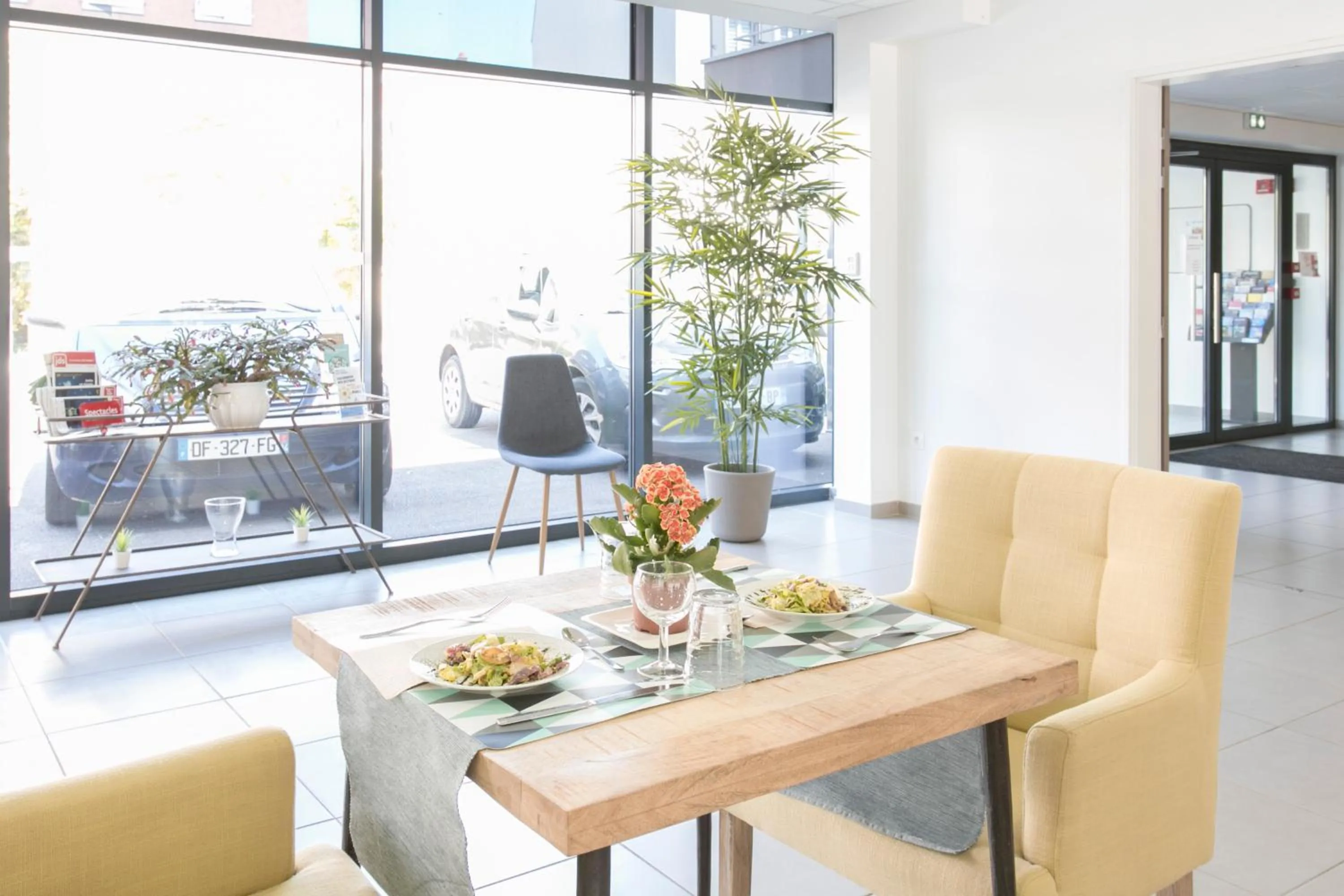 Dining area in Zenao Appart'hôtels Mulhouse