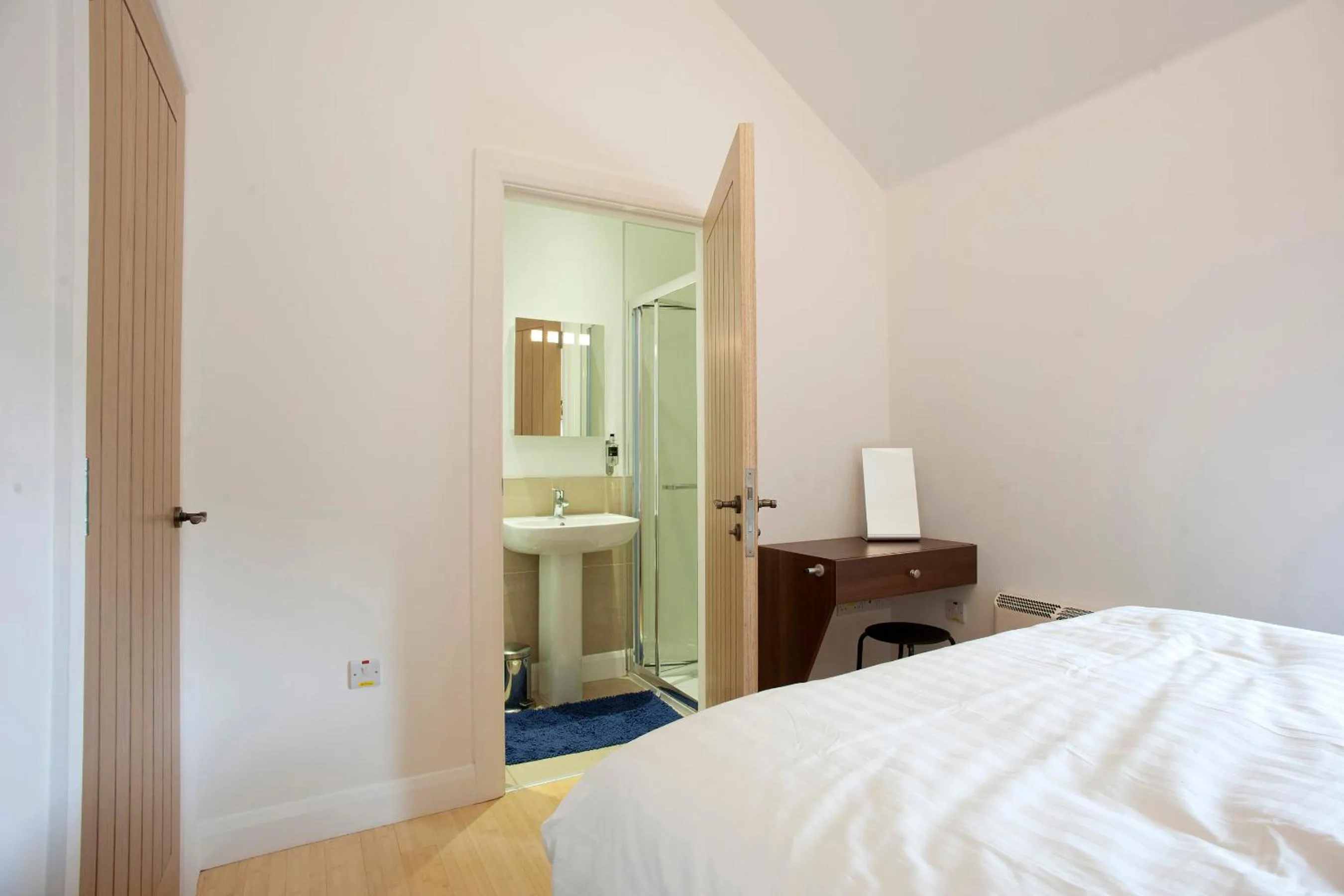 Shower, Bed in The Pyjama Factory