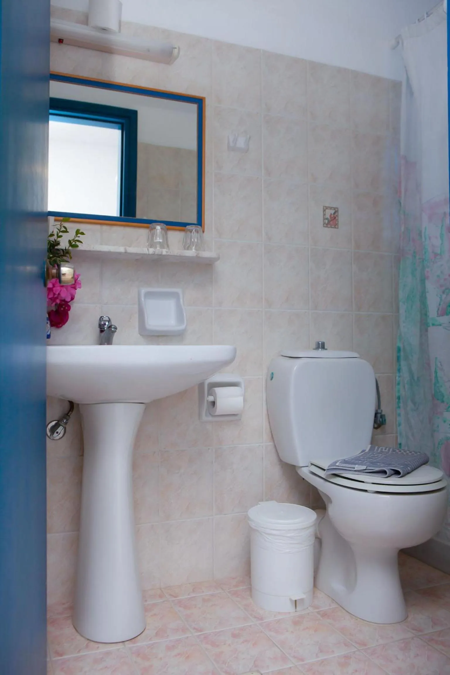 Toilet in Vardes Hotel Studios