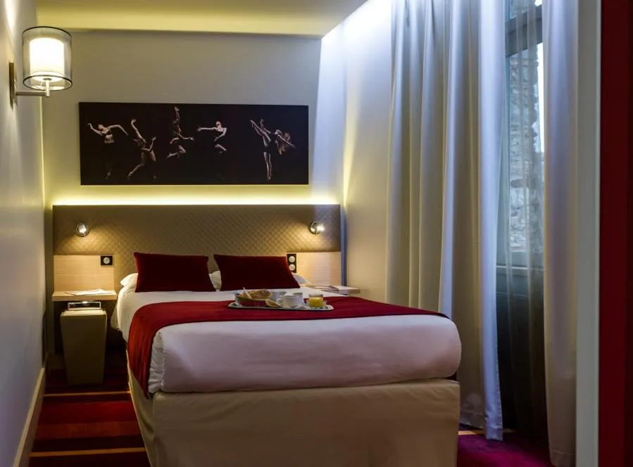 Bed in Hôtel Le Châteaubriant