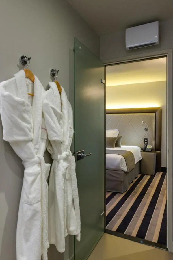 Bed in Hôtel Le Châteaubriant