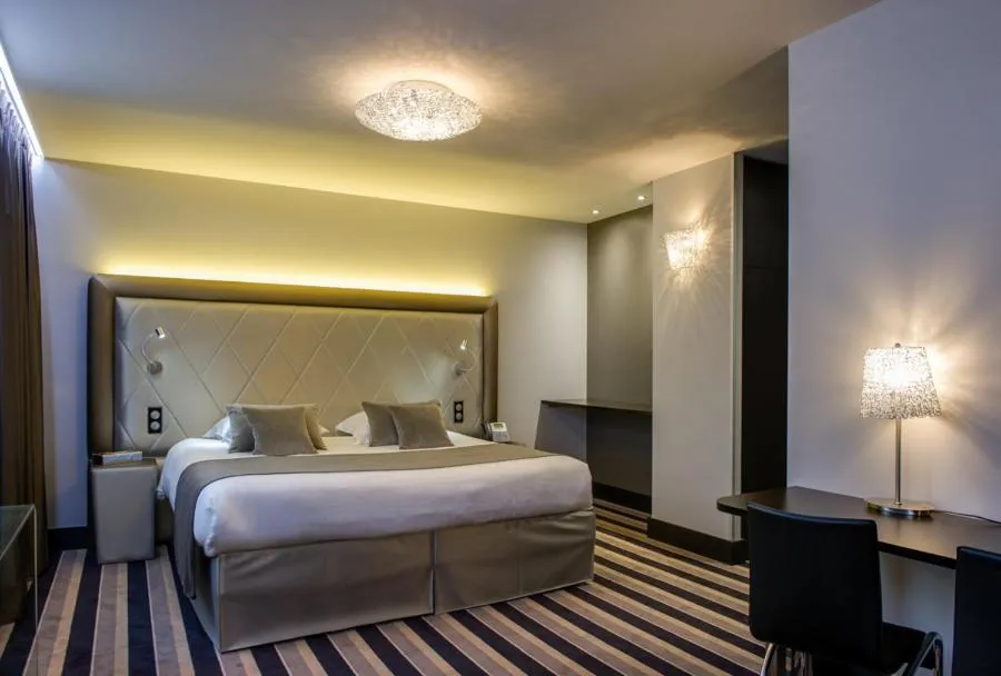 Bed in Hôtel Le Châteaubriant