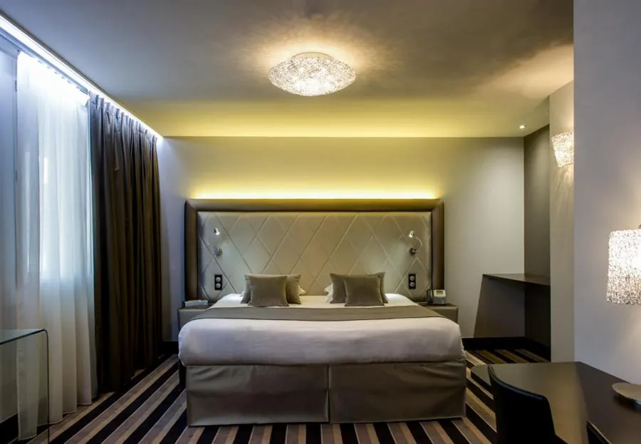 Bed in Hôtel Le Châteaubriant