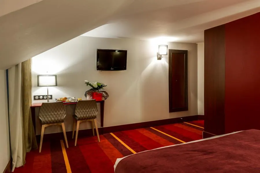 Bed in Hôtel Le Châteaubriant