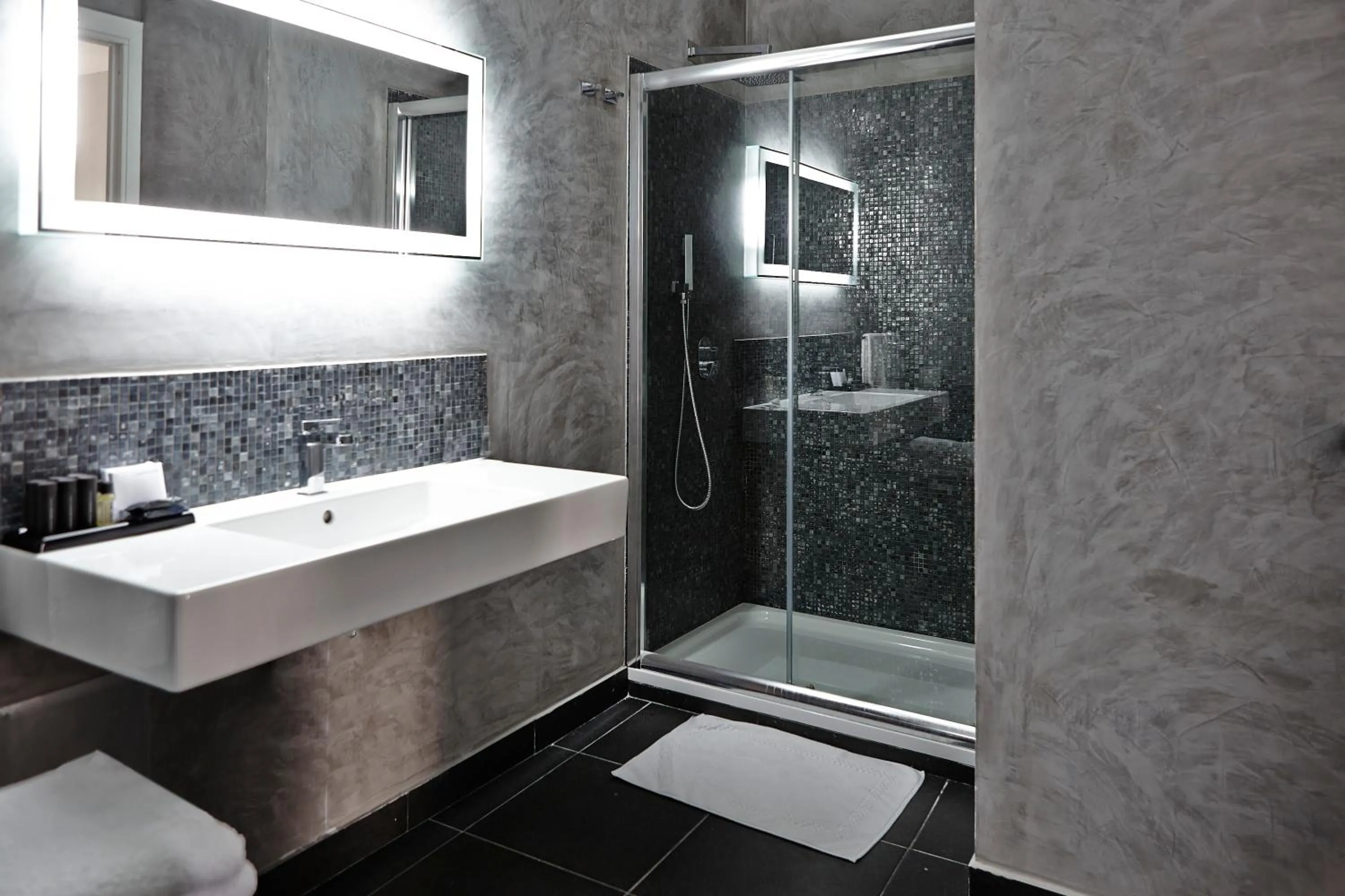 Shower in La Suite Boutique Hotel