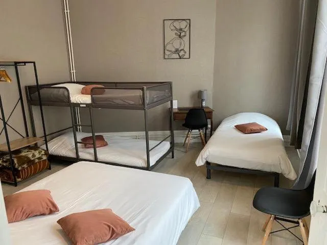 Property building, Bed in Hôtel La Villa Lorraine