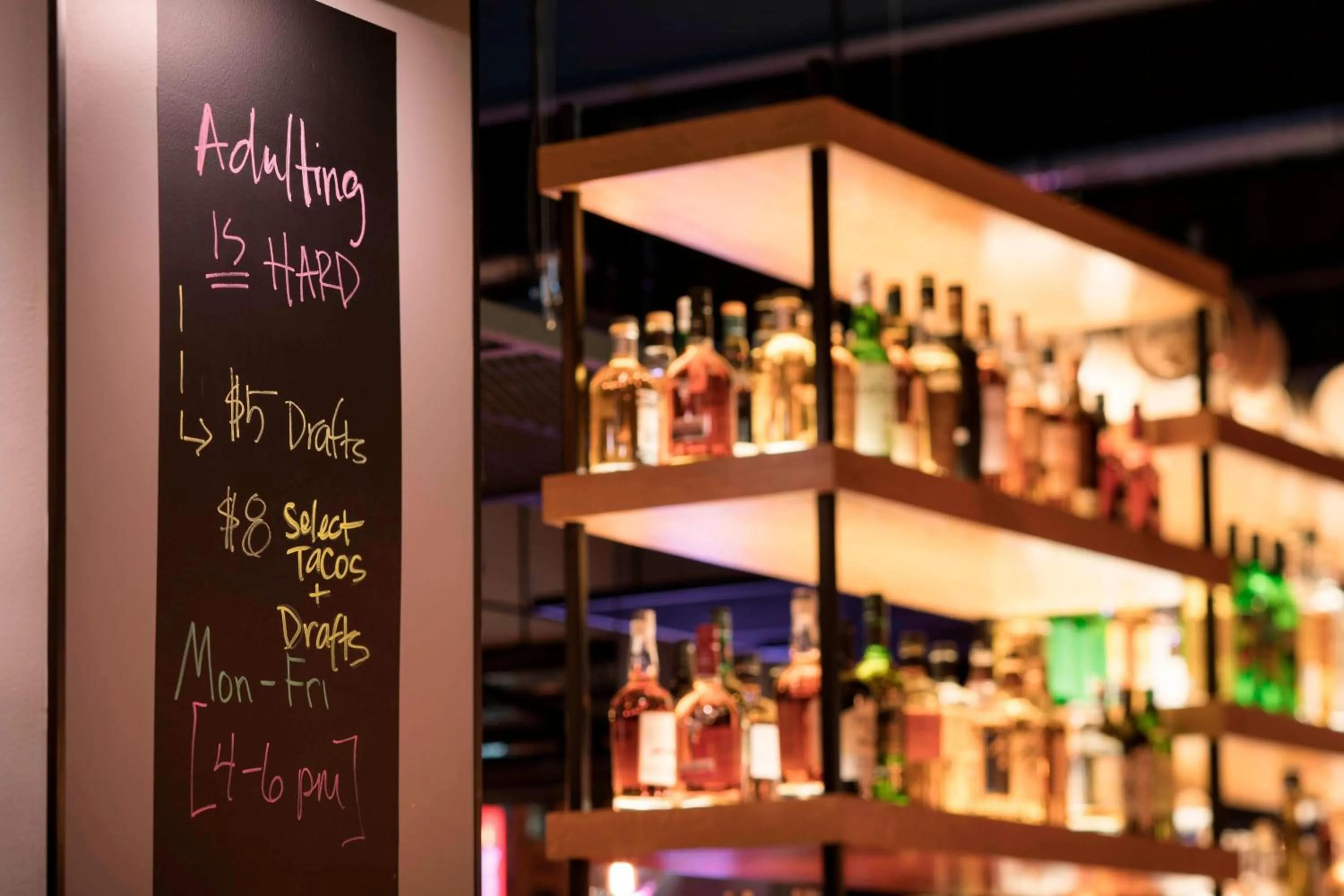 Lounge or bar in Moxy Chicago Downtown