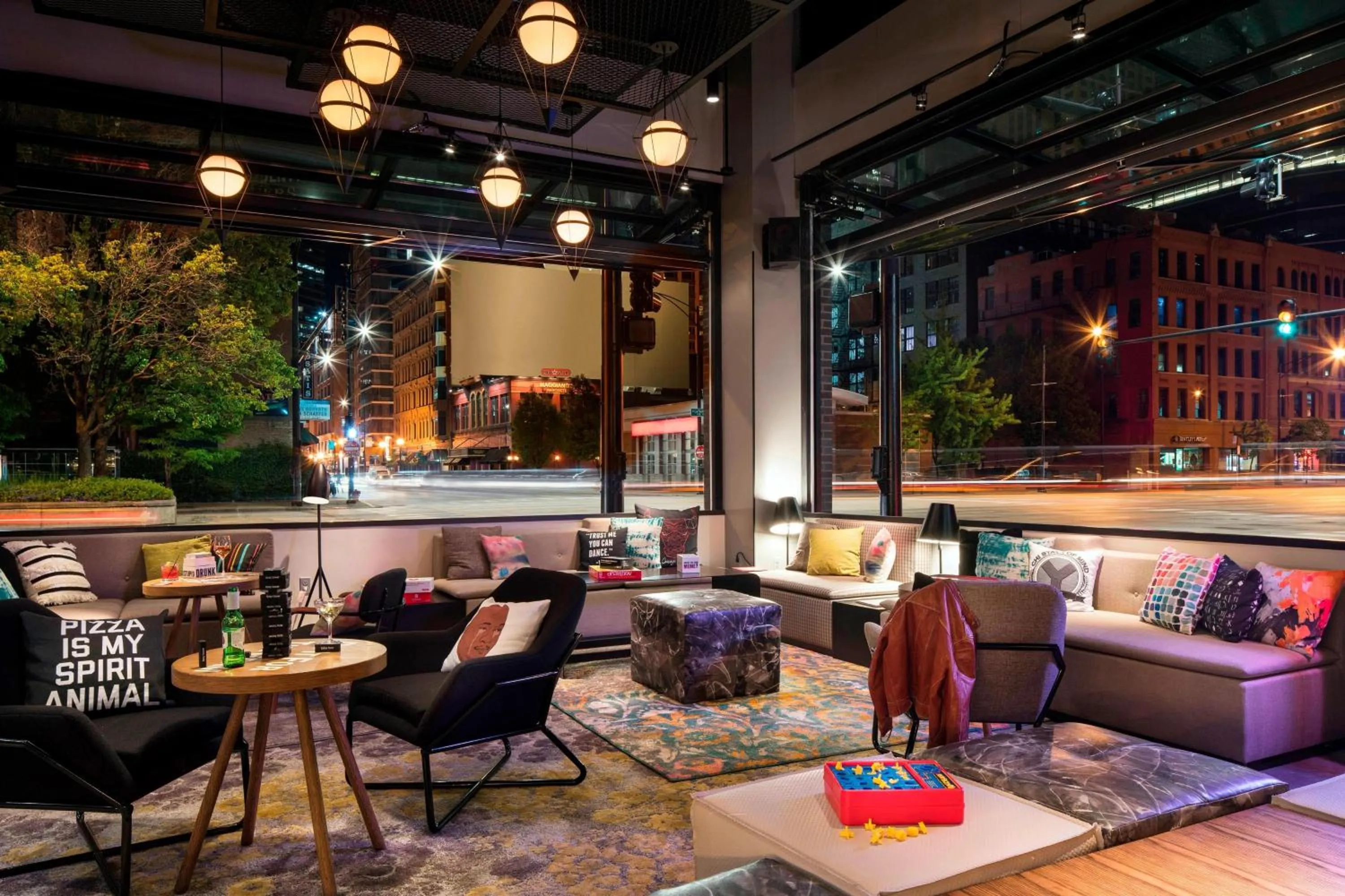 Lounge or bar in Moxy Chicago Downtown