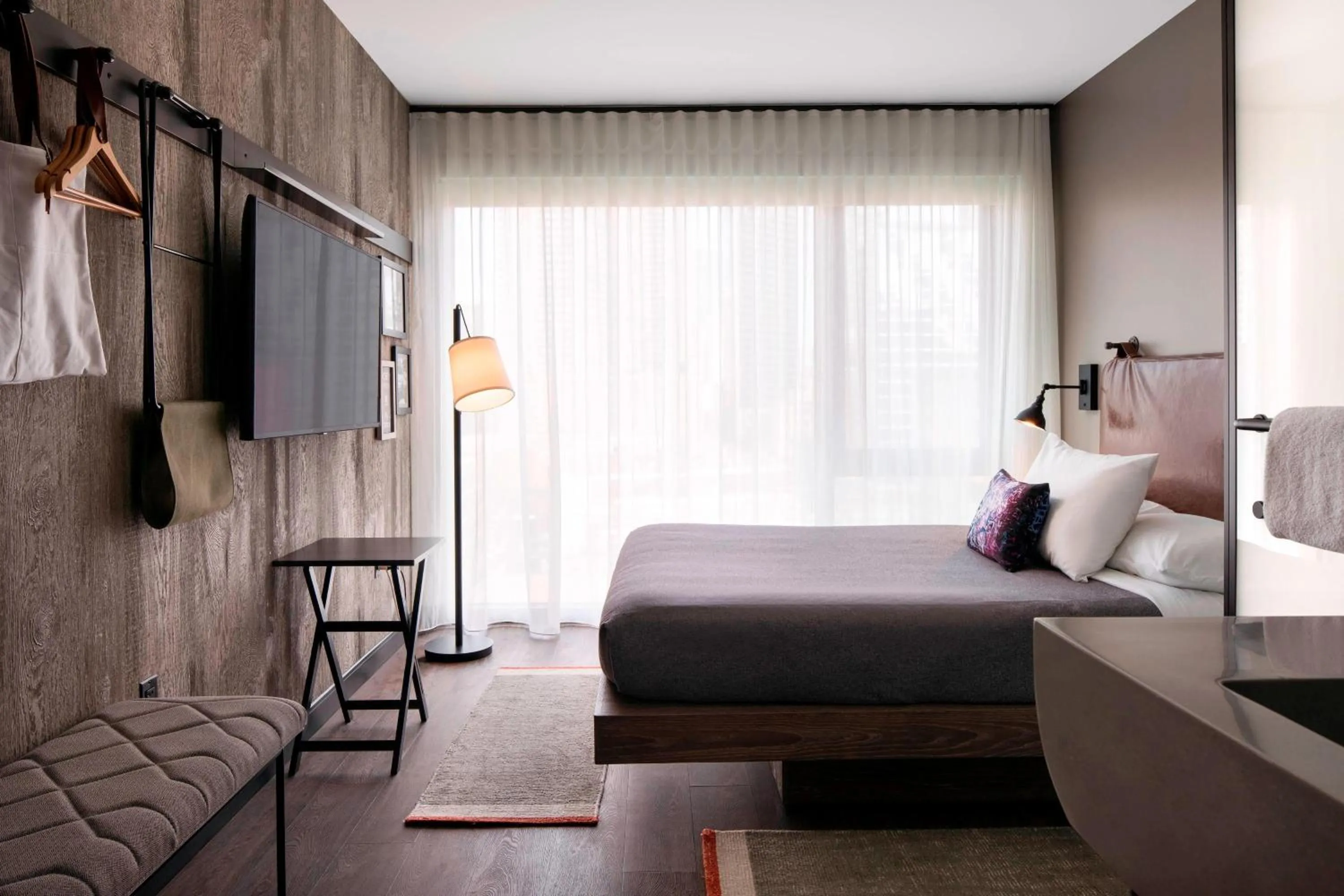 Photo of the whole room, Bed in Moxy Chicago Downtown