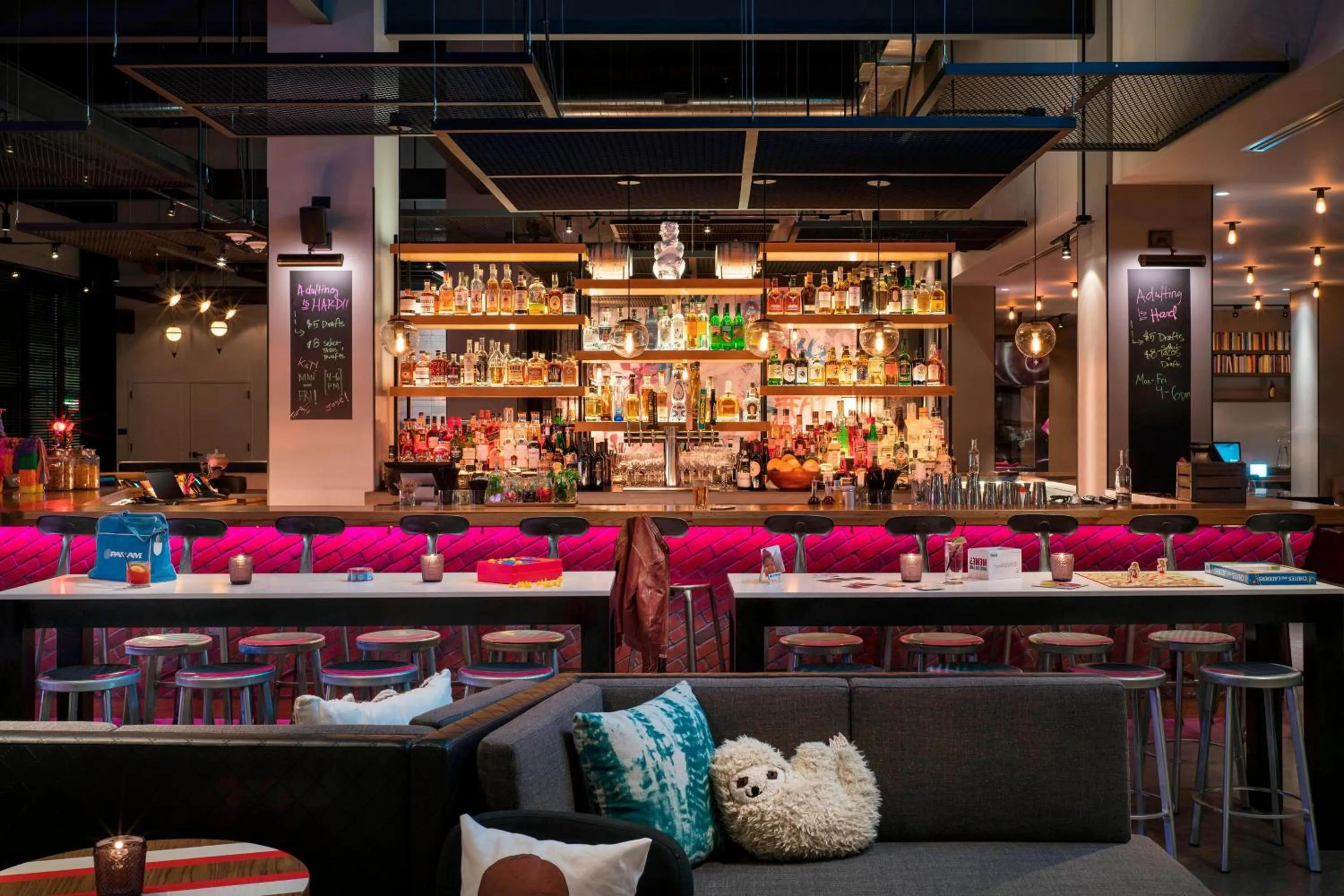 Lounge or bar in Moxy Chicago Downtown
