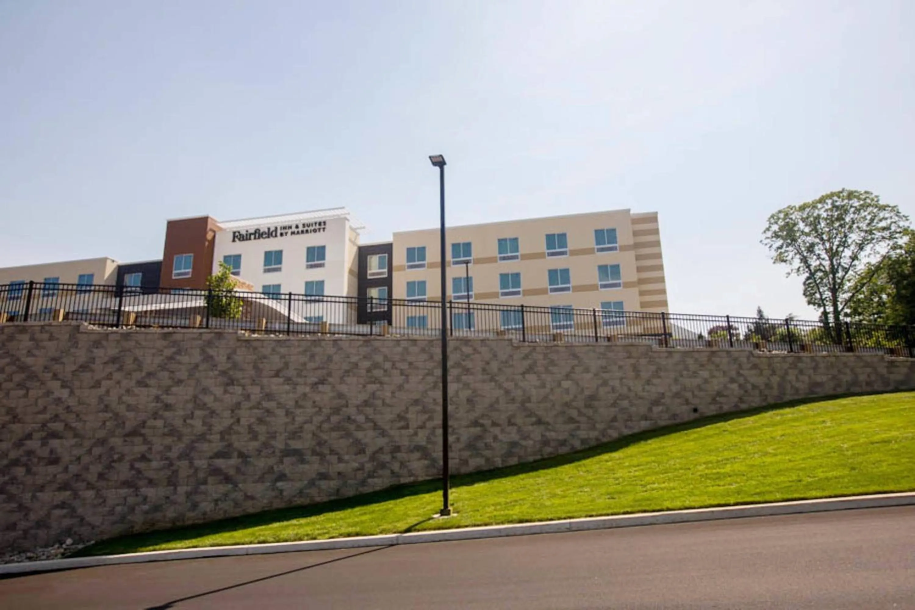 Property building in Fairfield Inn & Suites by Marriott Philadelphia Broomall/Newtown Square