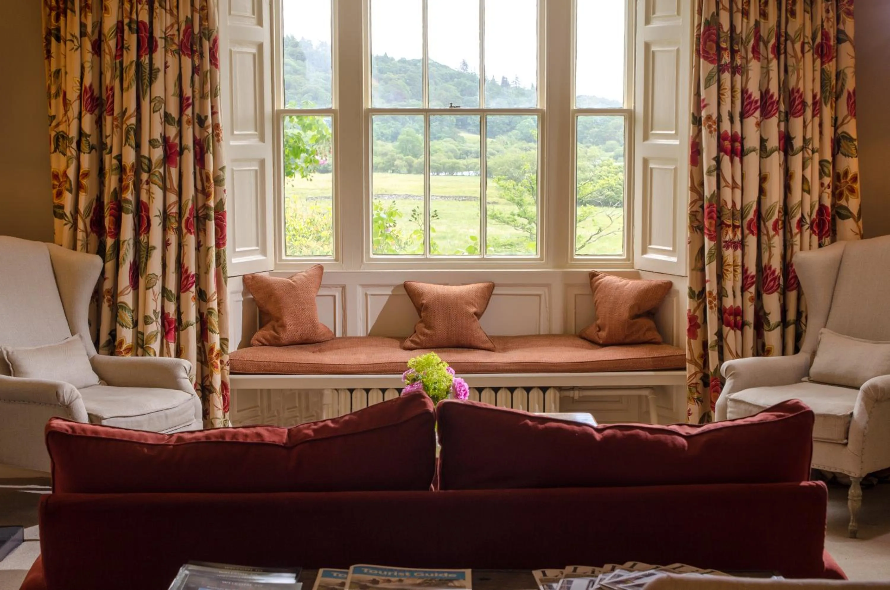 Communal lounge/ TV room in Eltermere Inn