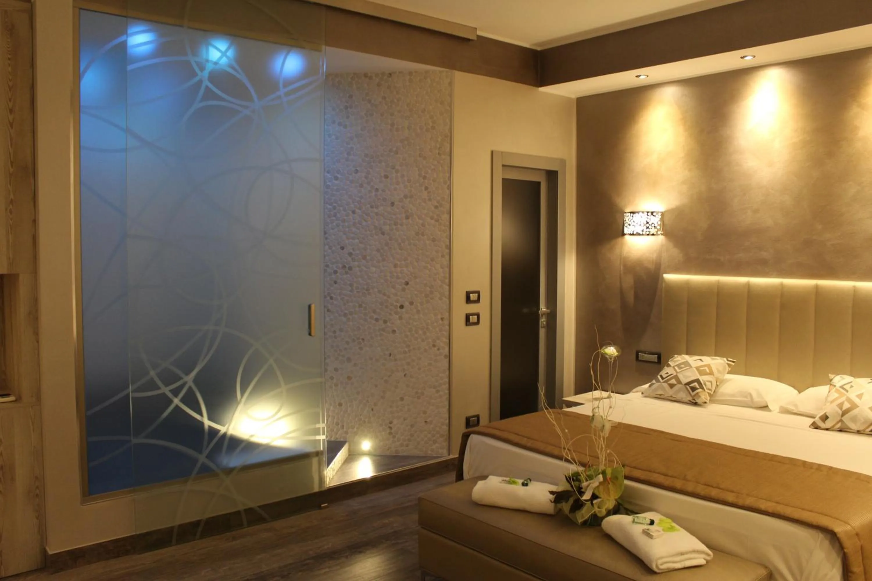 Shower, Bed in Hotel Aquila