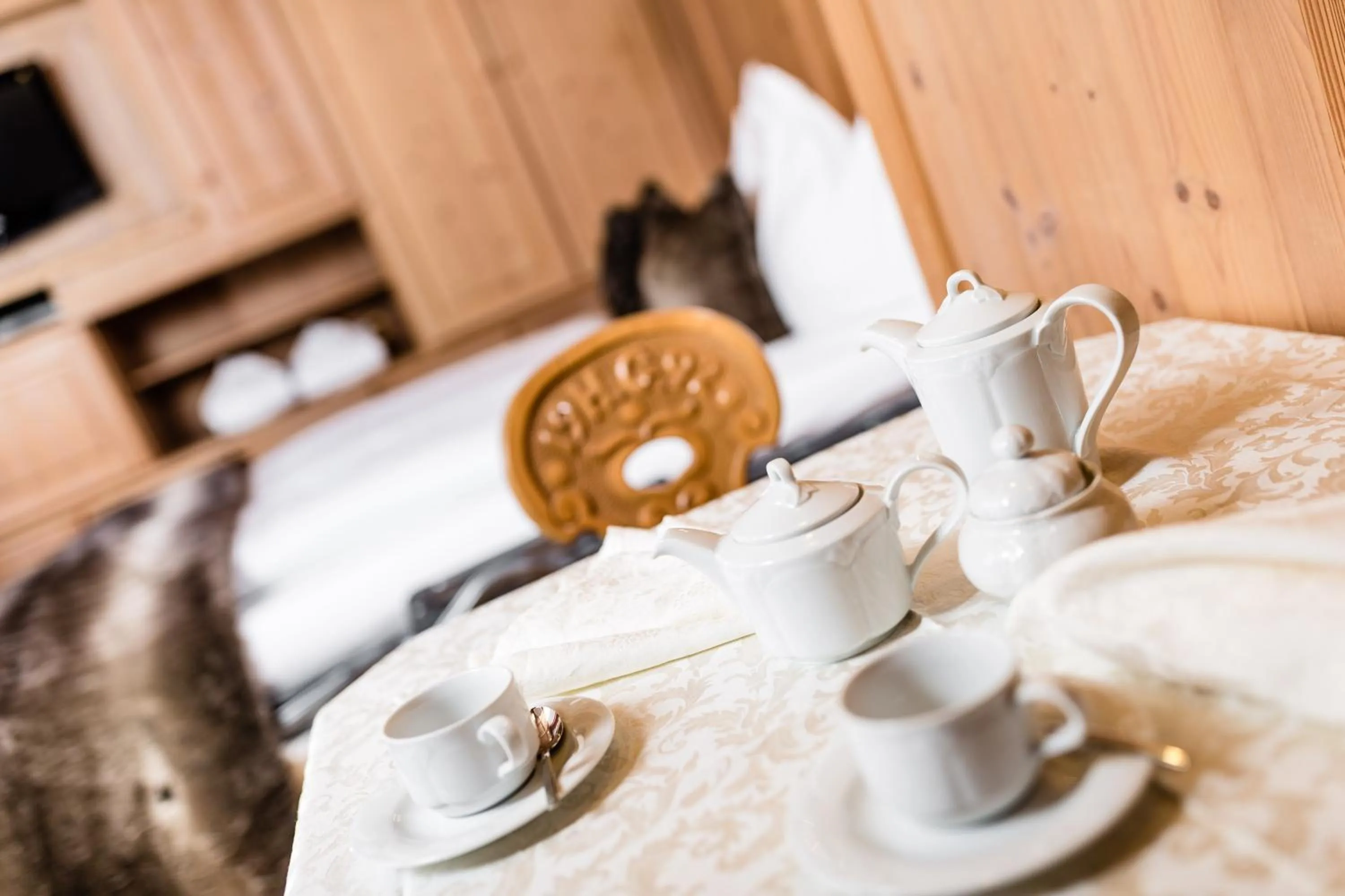 Coffee/tea facilities, Bed in Suites Hotel Garden