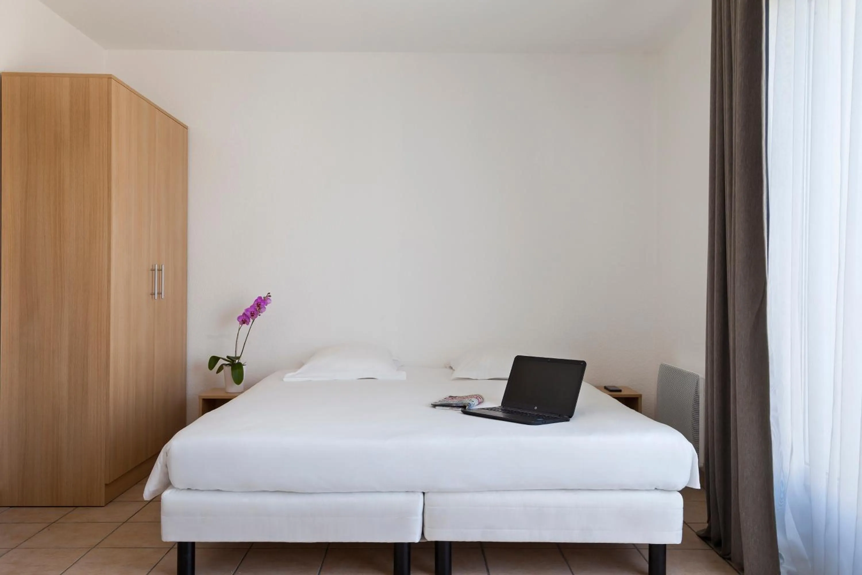 Bedroom, Bed in Annemasse Apparts