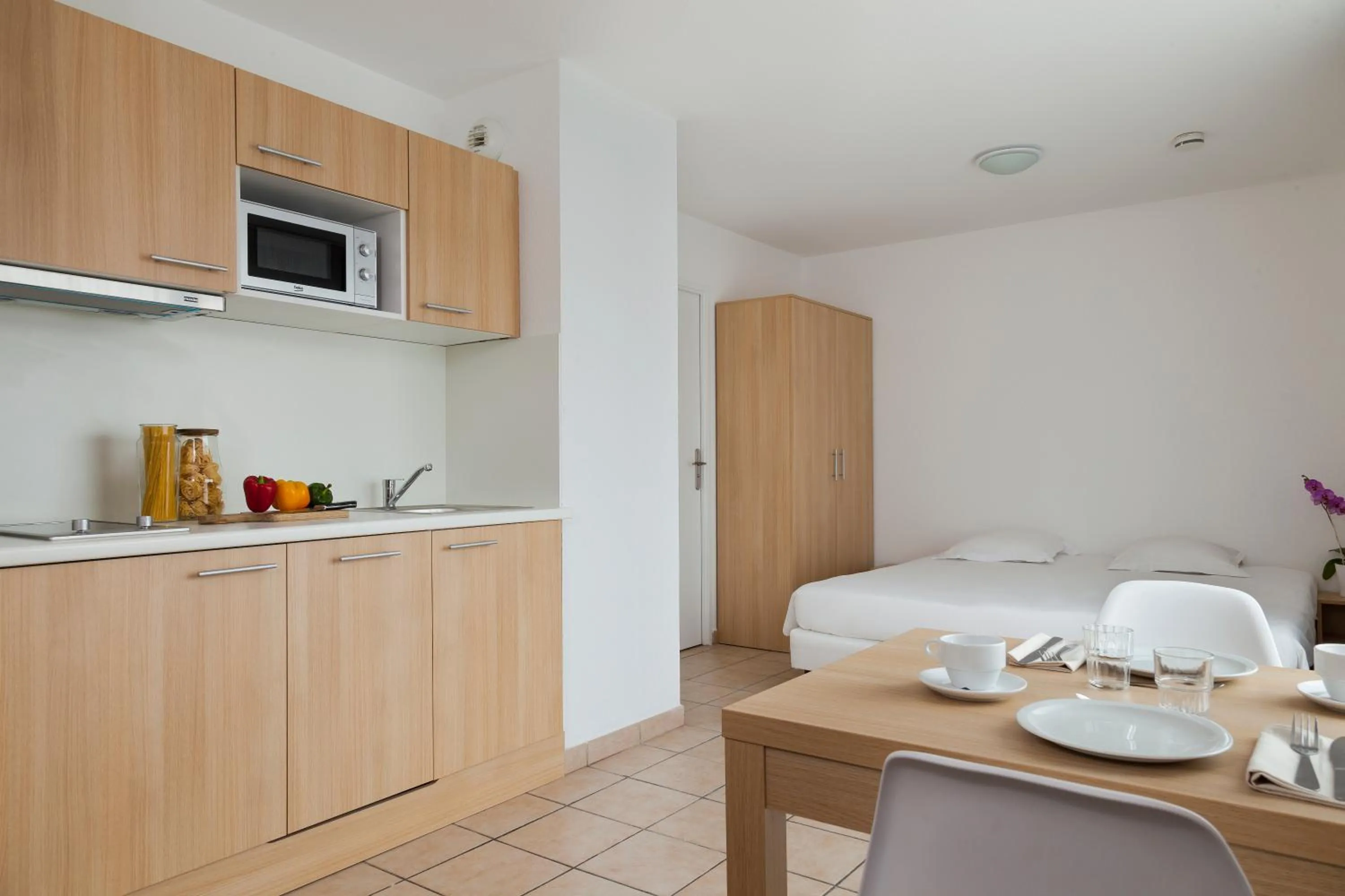 Kitchen or kitchenette, Bed in Annemasse Apparts