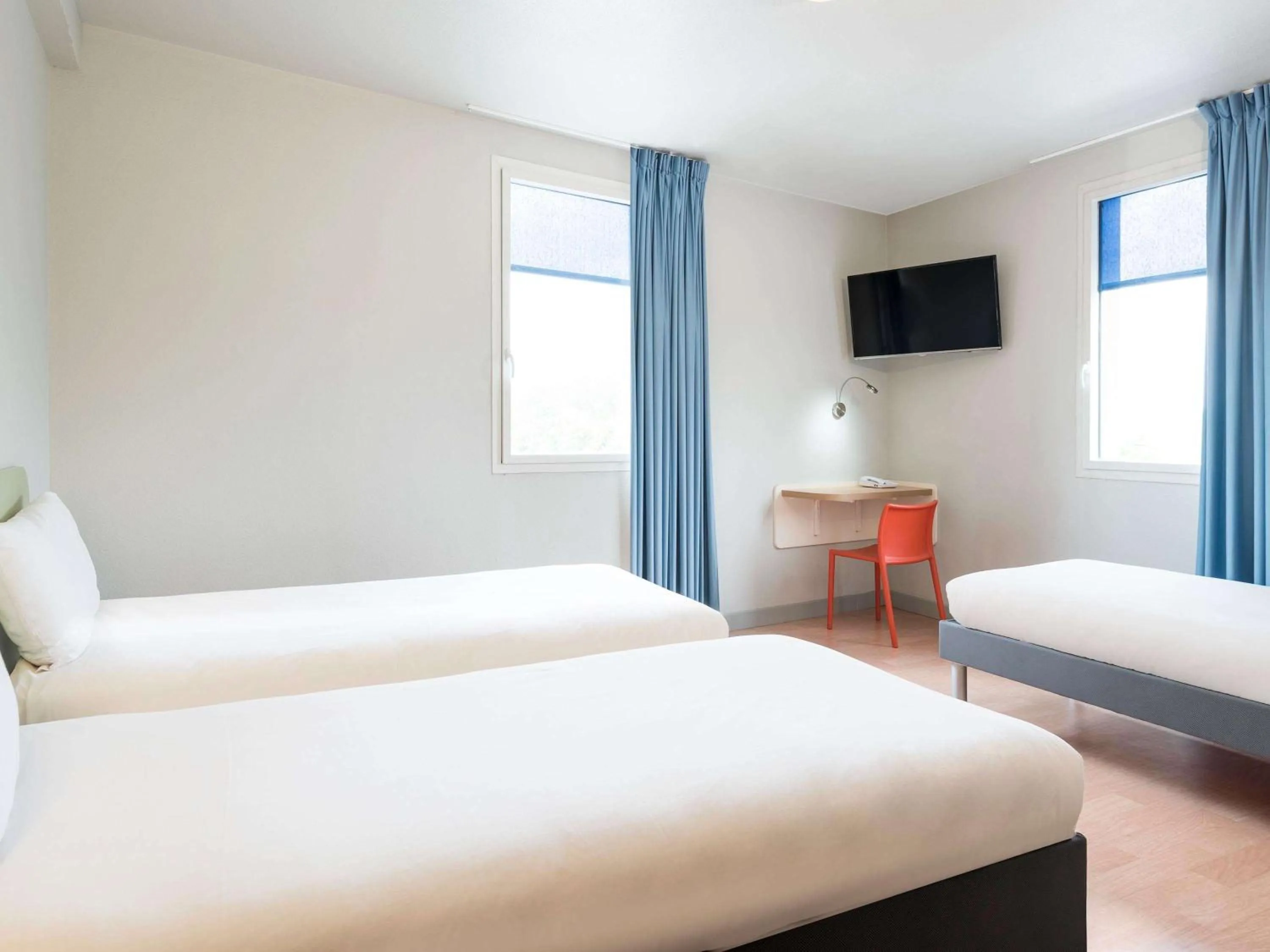 Photo of the whole room in ibis Budget Bobigny Pantin