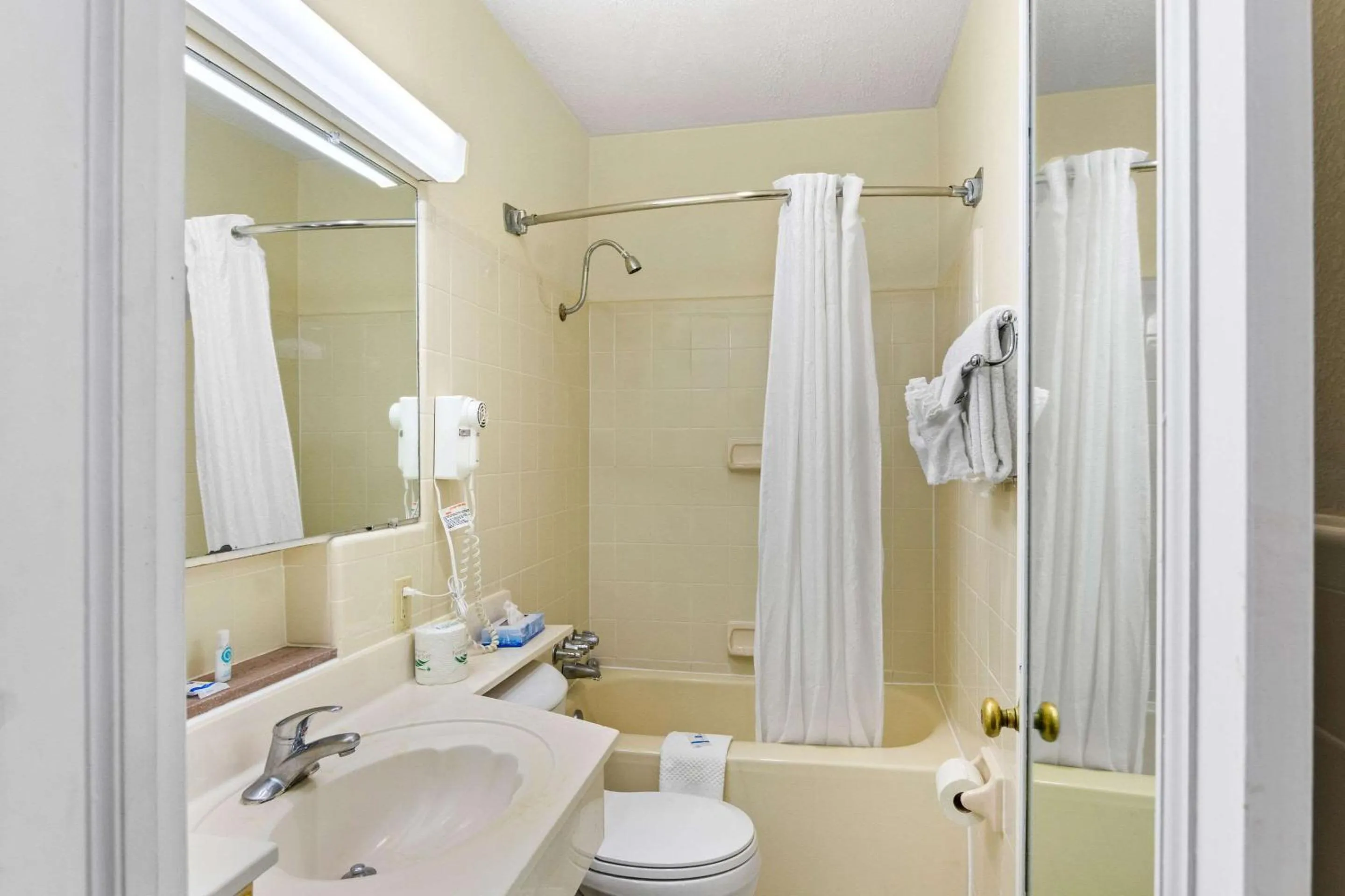 Bedroom in Rodeway Inn Williamsburg Edge District