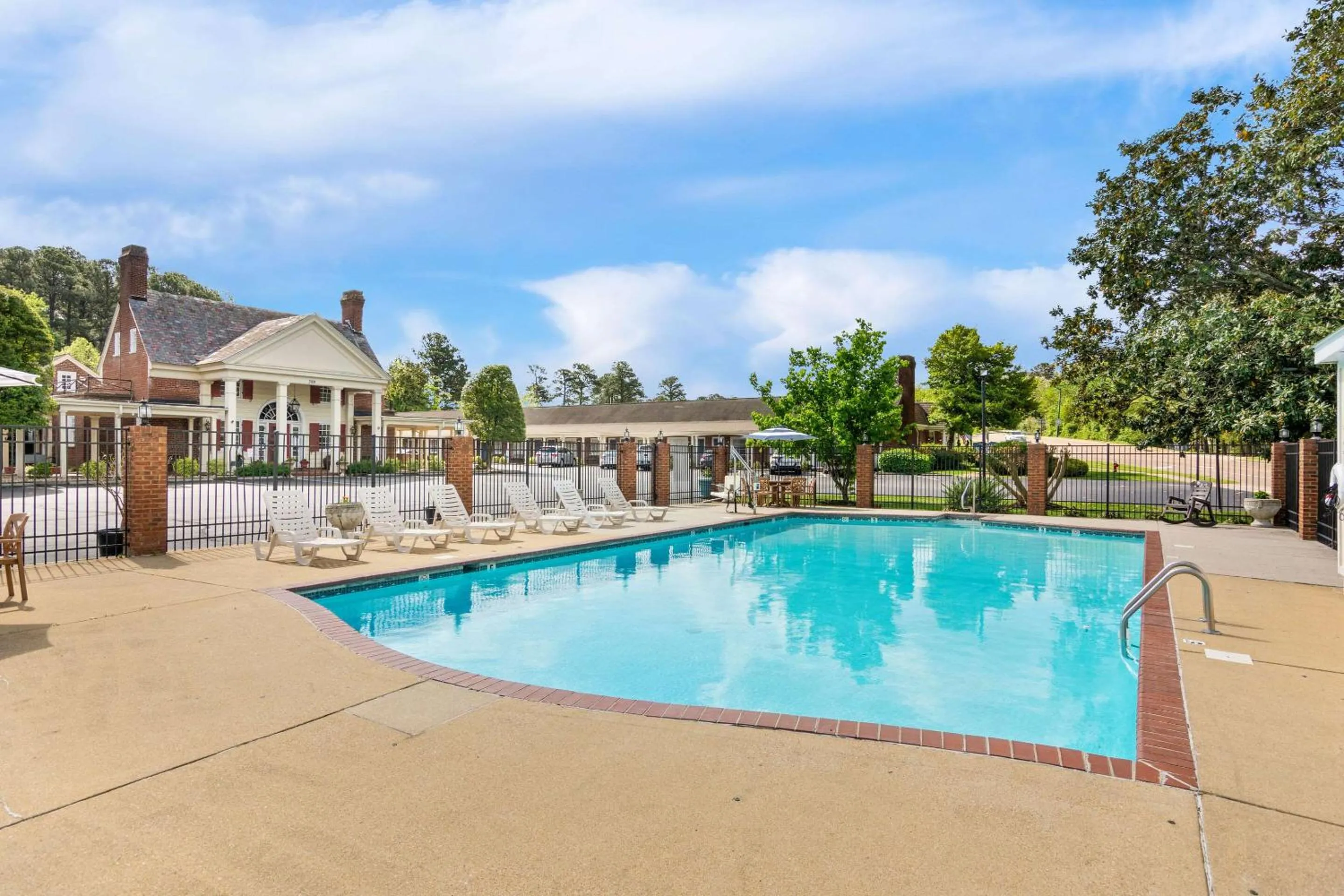 Swimming pool in Rodeway Inn Williamsburg Edge District