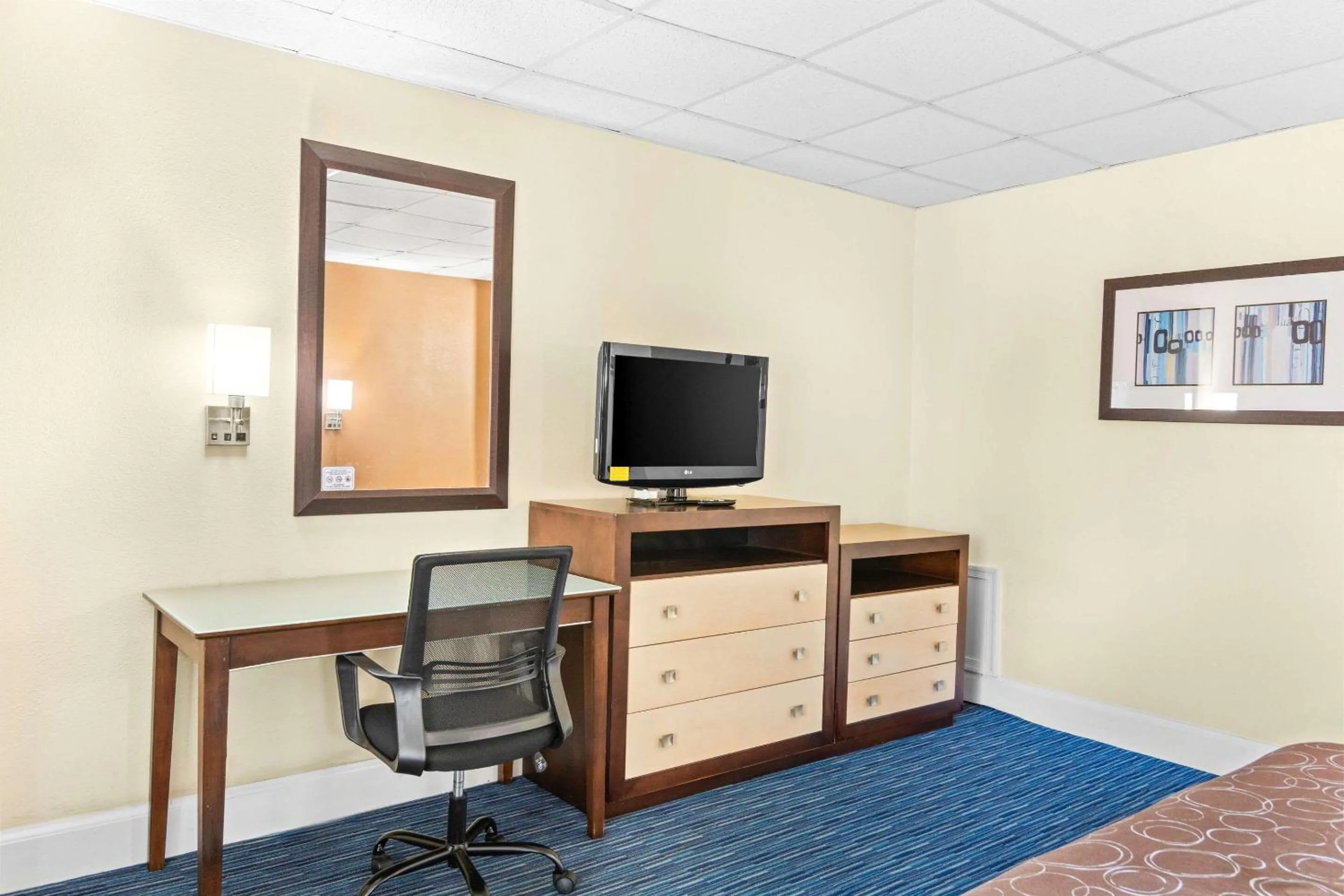 Bedroom in Rodeway Inn Williamsburg Edge District