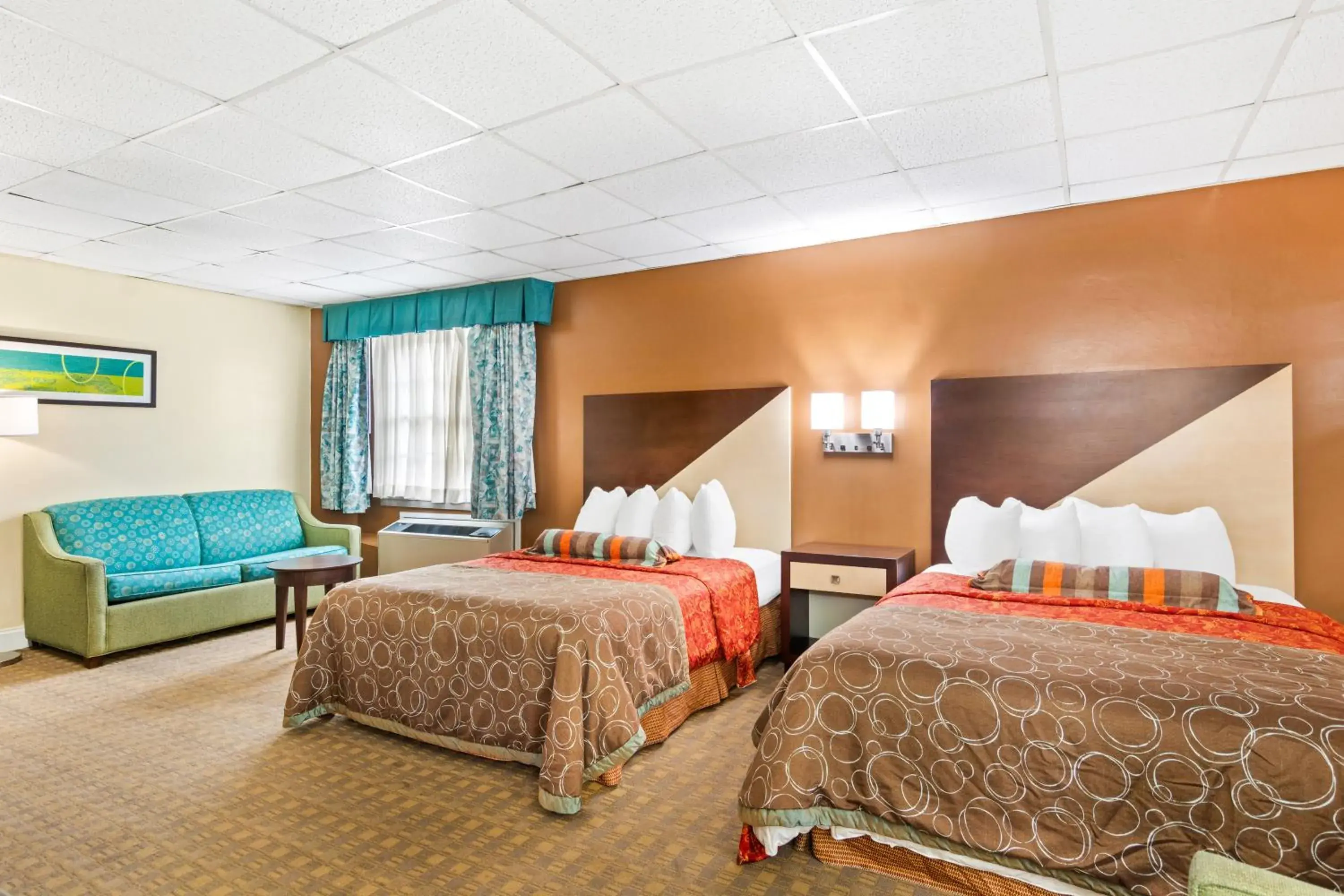 Two Queen Beds and Sofa Bed - Non Smoking/Ground floor in Rodeway Inn Historic Two Queen Beds and Sofa Bed - Non Smoking/Ground floor in Rodeway Inn Historic