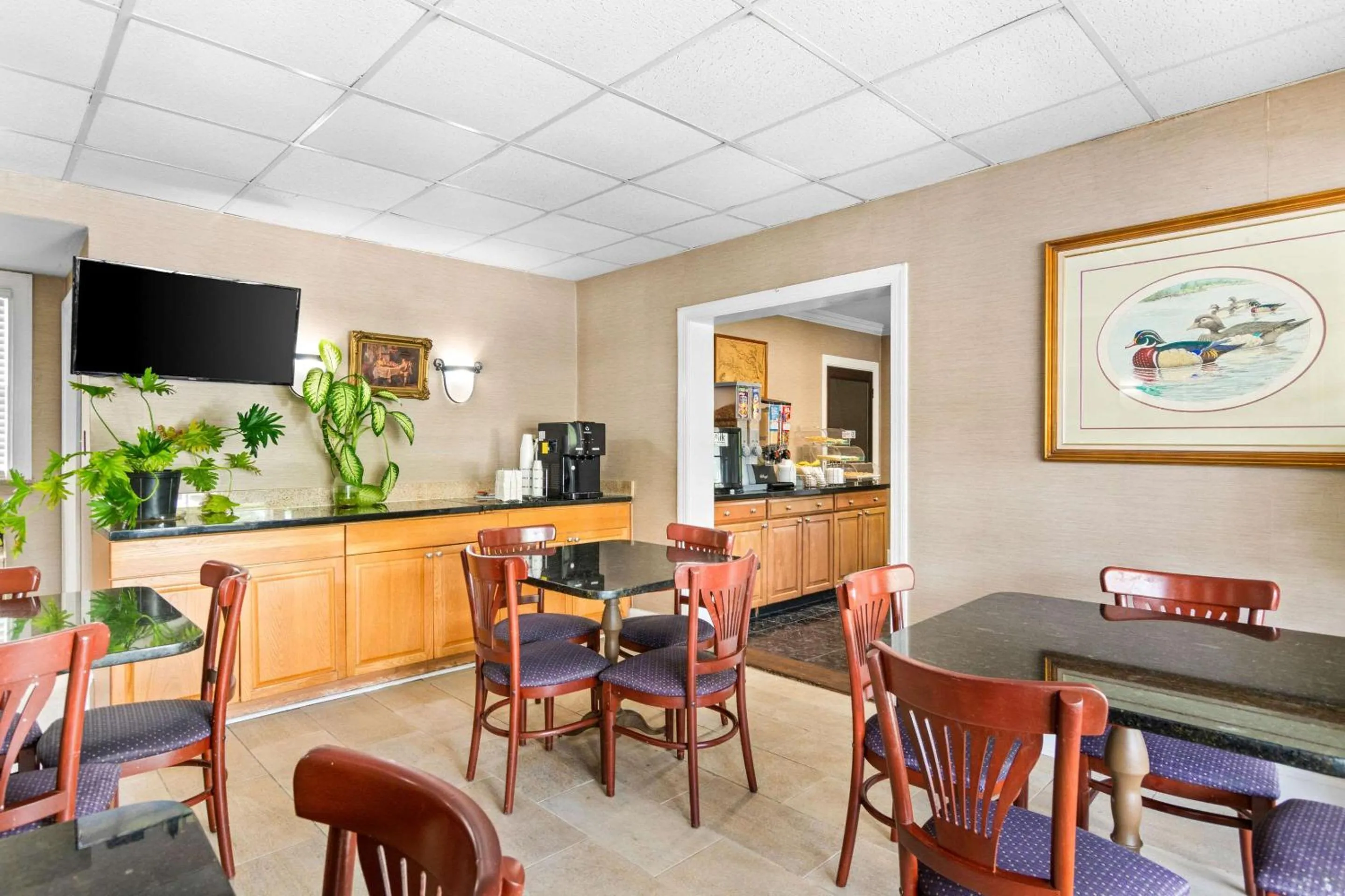 Breakfast in Rodeway Inn Williamsburg Edge District