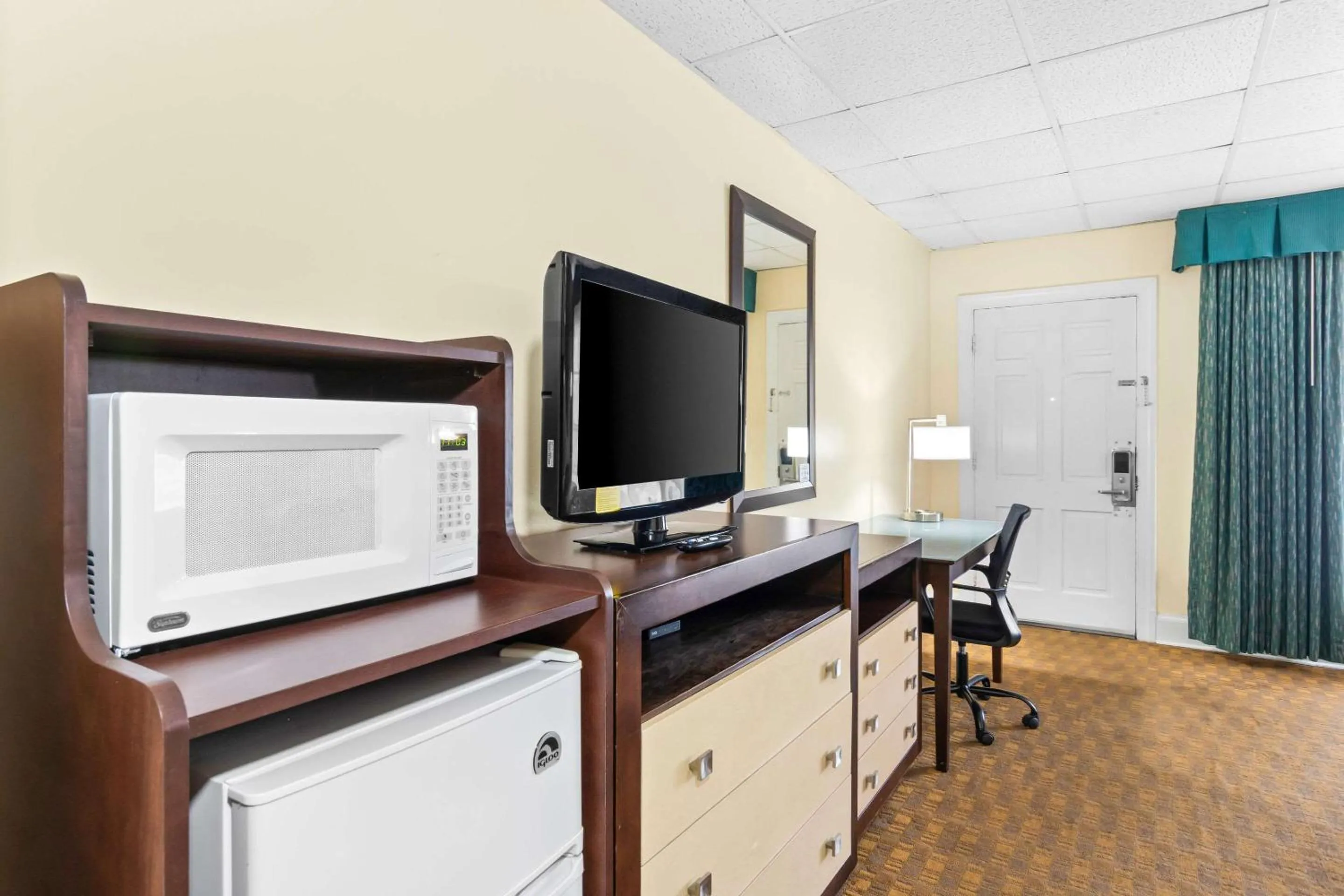 Bedroom in Rodeway Inn Williamsburg Edge District