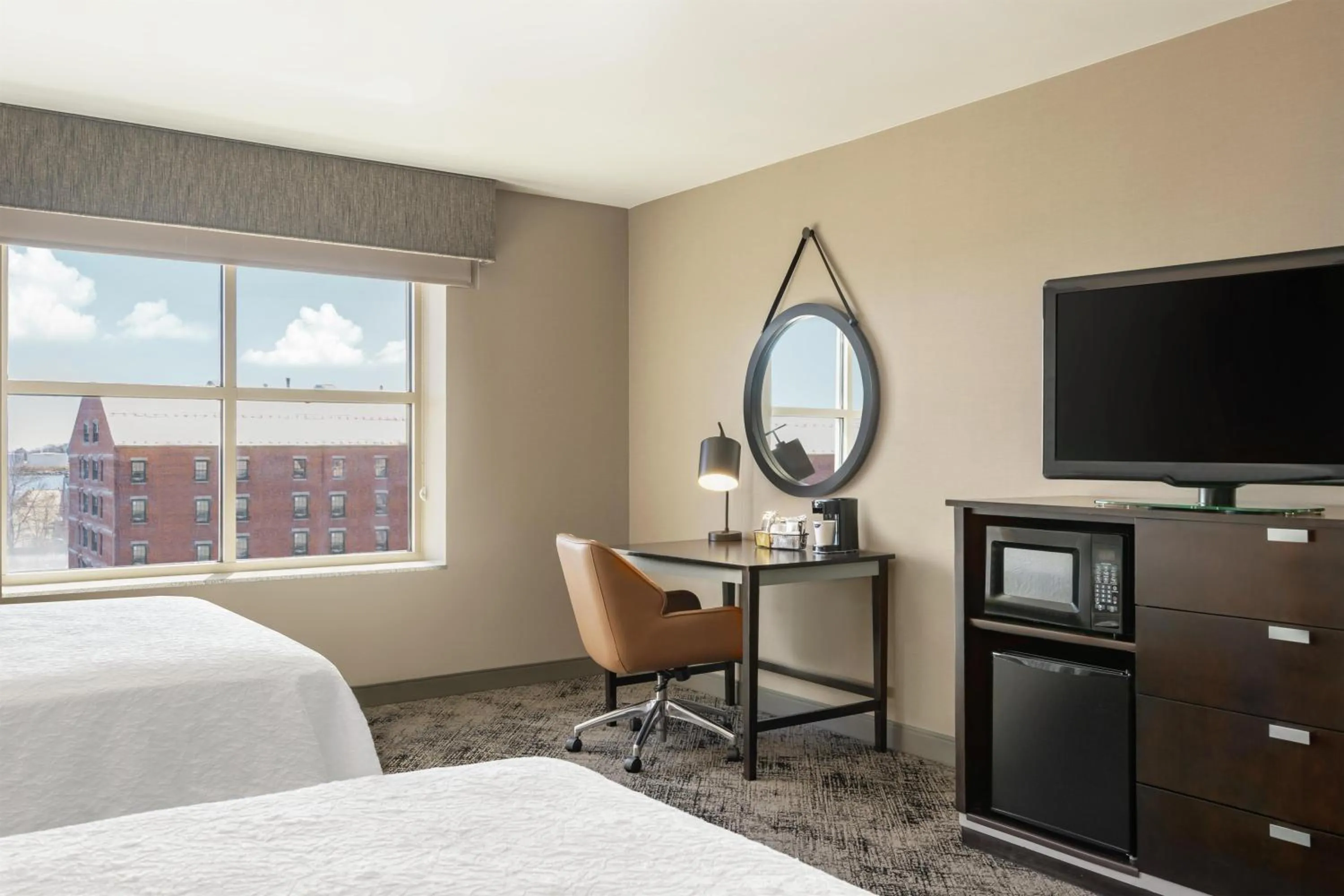 Bedroom, Bed in Hampton Inn Portland Downtown Waterfront