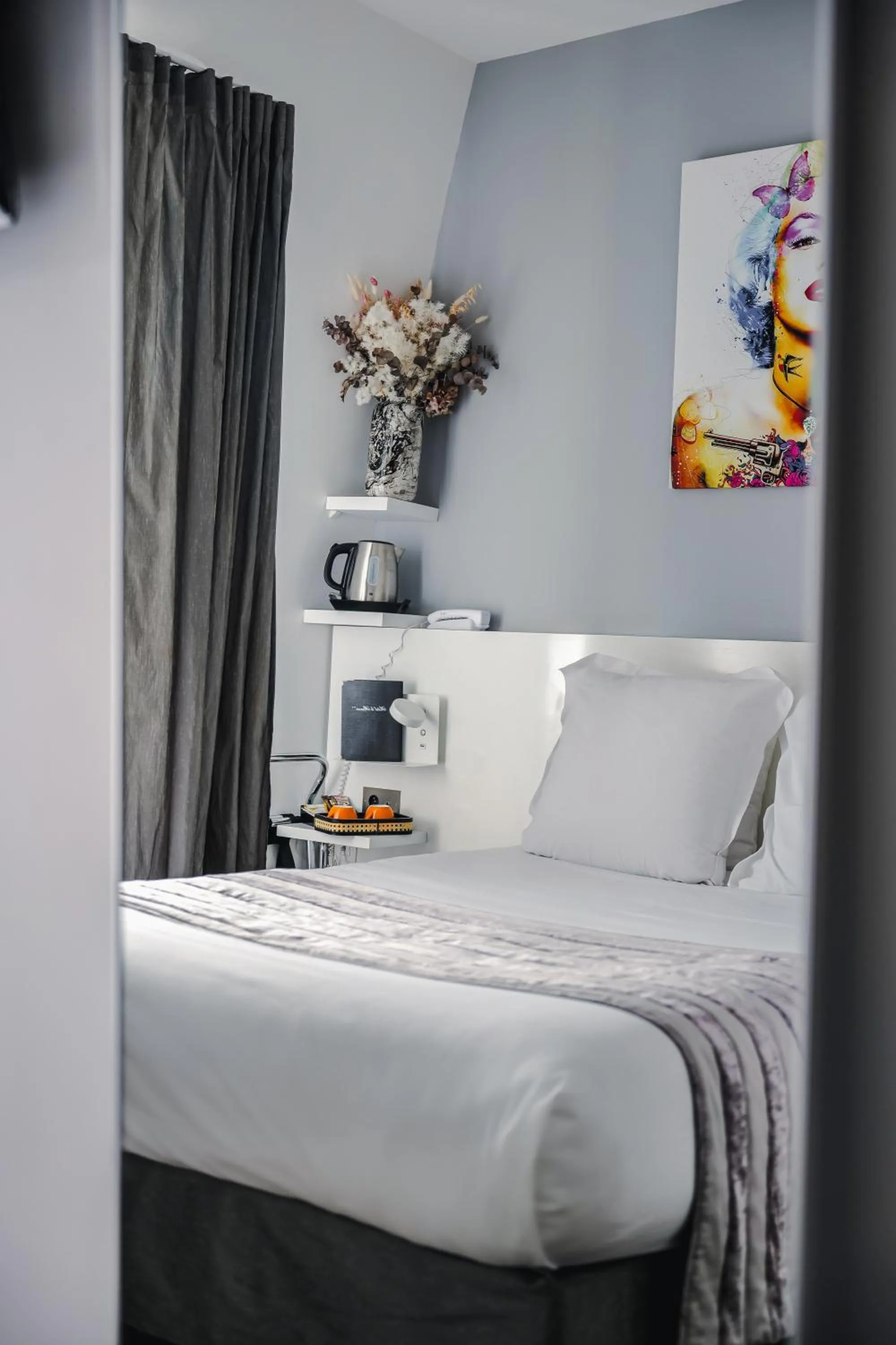 Bed in Le Manoir Hôtel