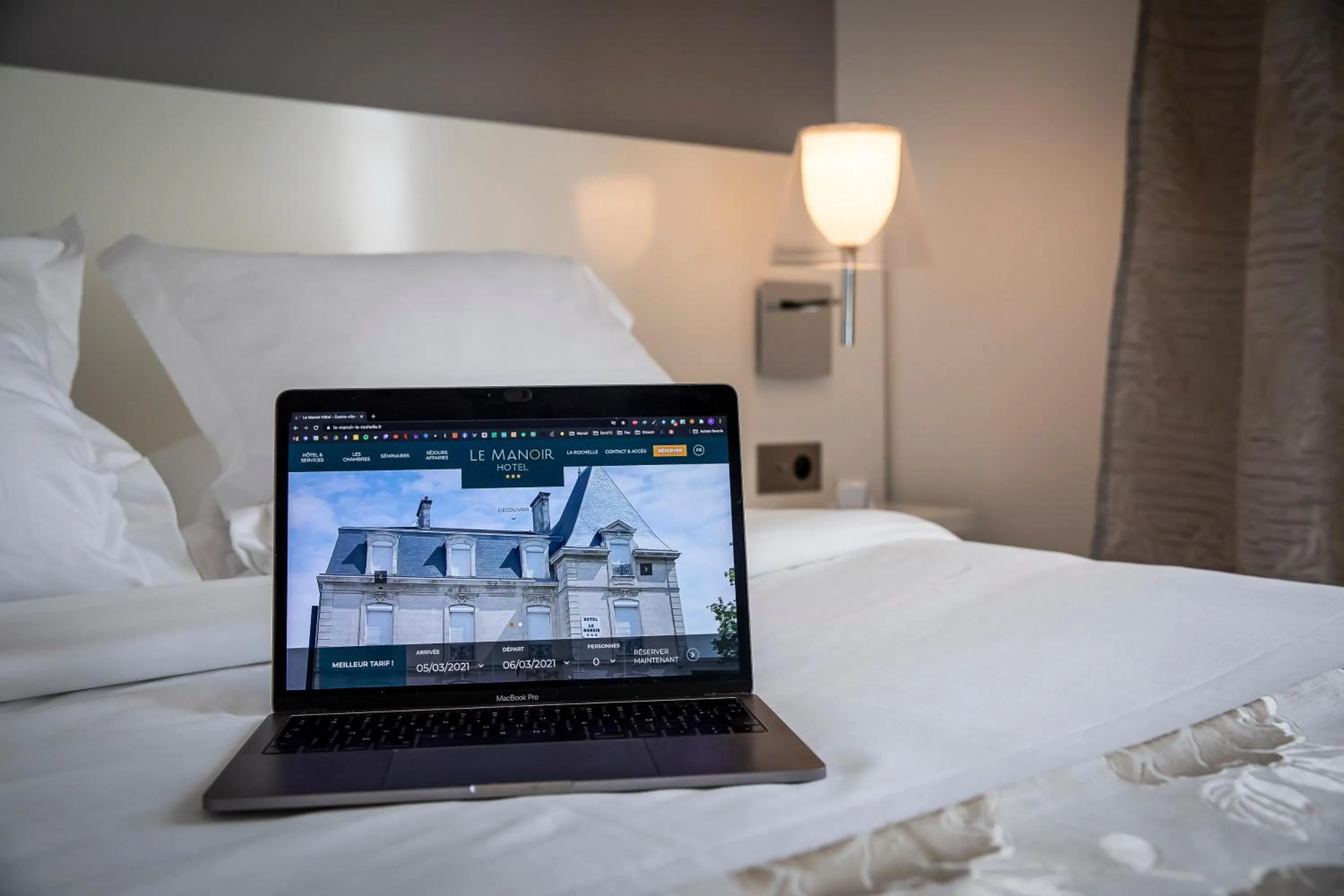 Bed in Le Manoir Hôtel