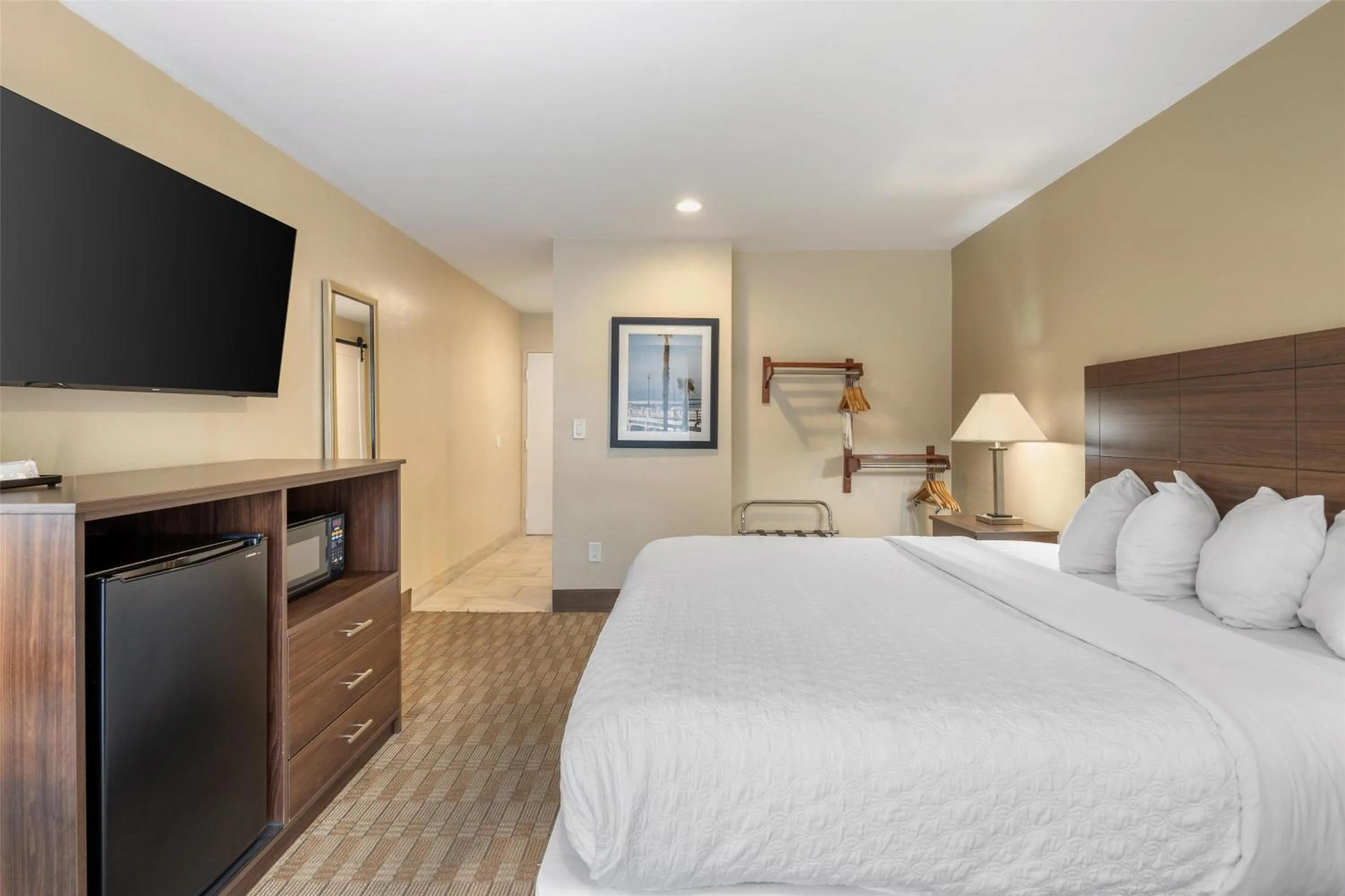 Bedroom, Bed in Best Western Oceanside Inn