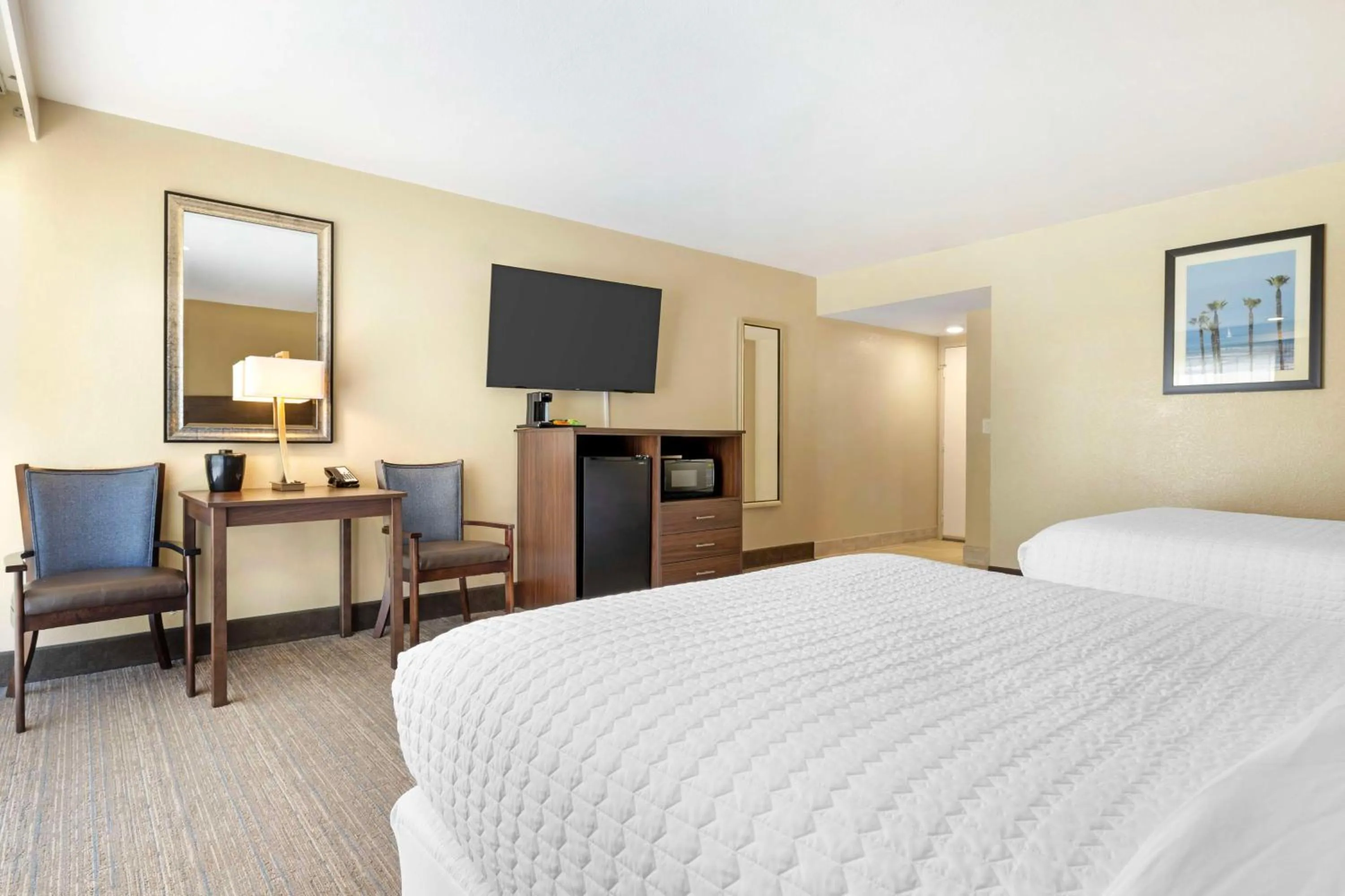 Bedroom, Bed in Best Western Oceanside Inn