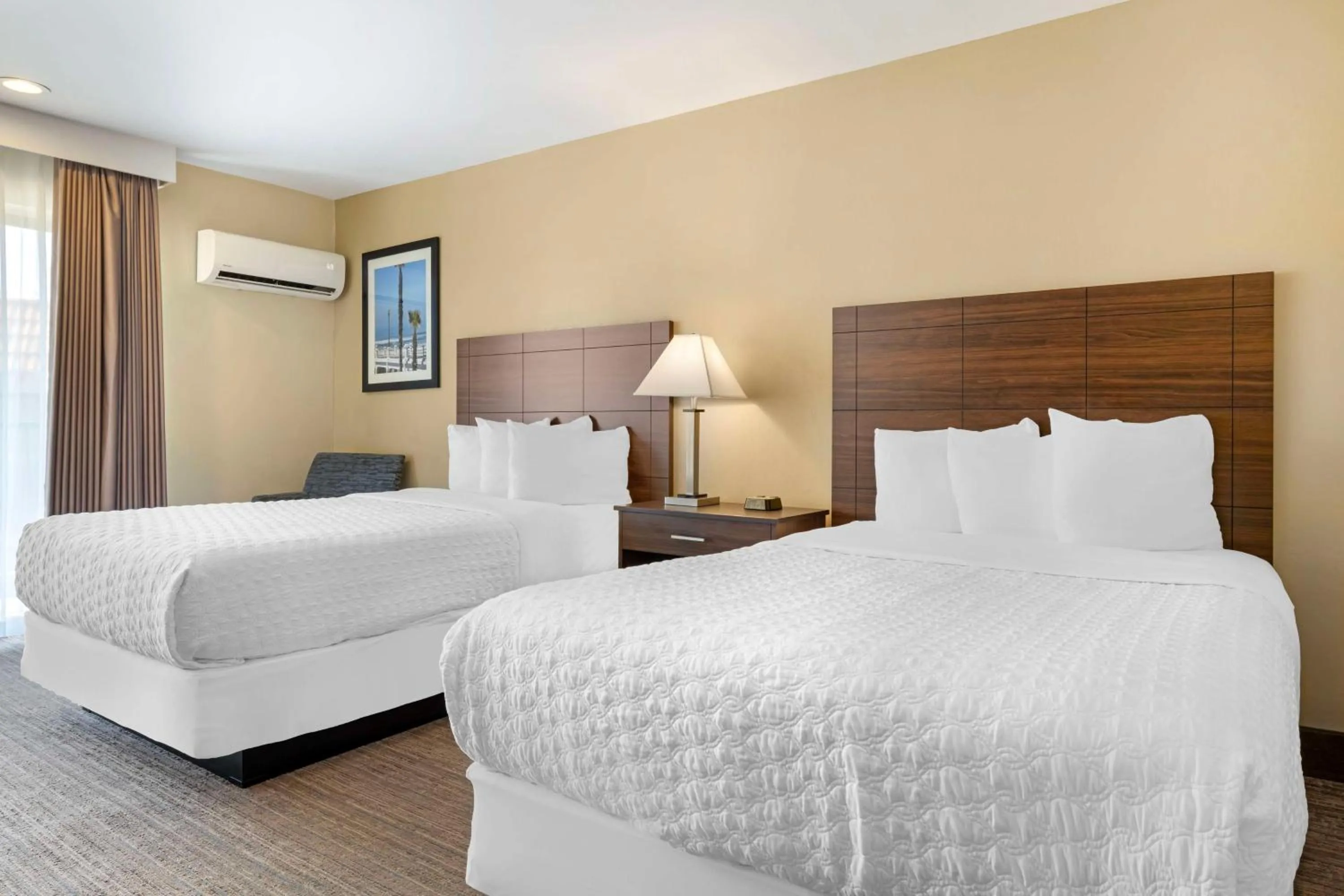 Bedroom, Bed in Best Western Oceanside Inn