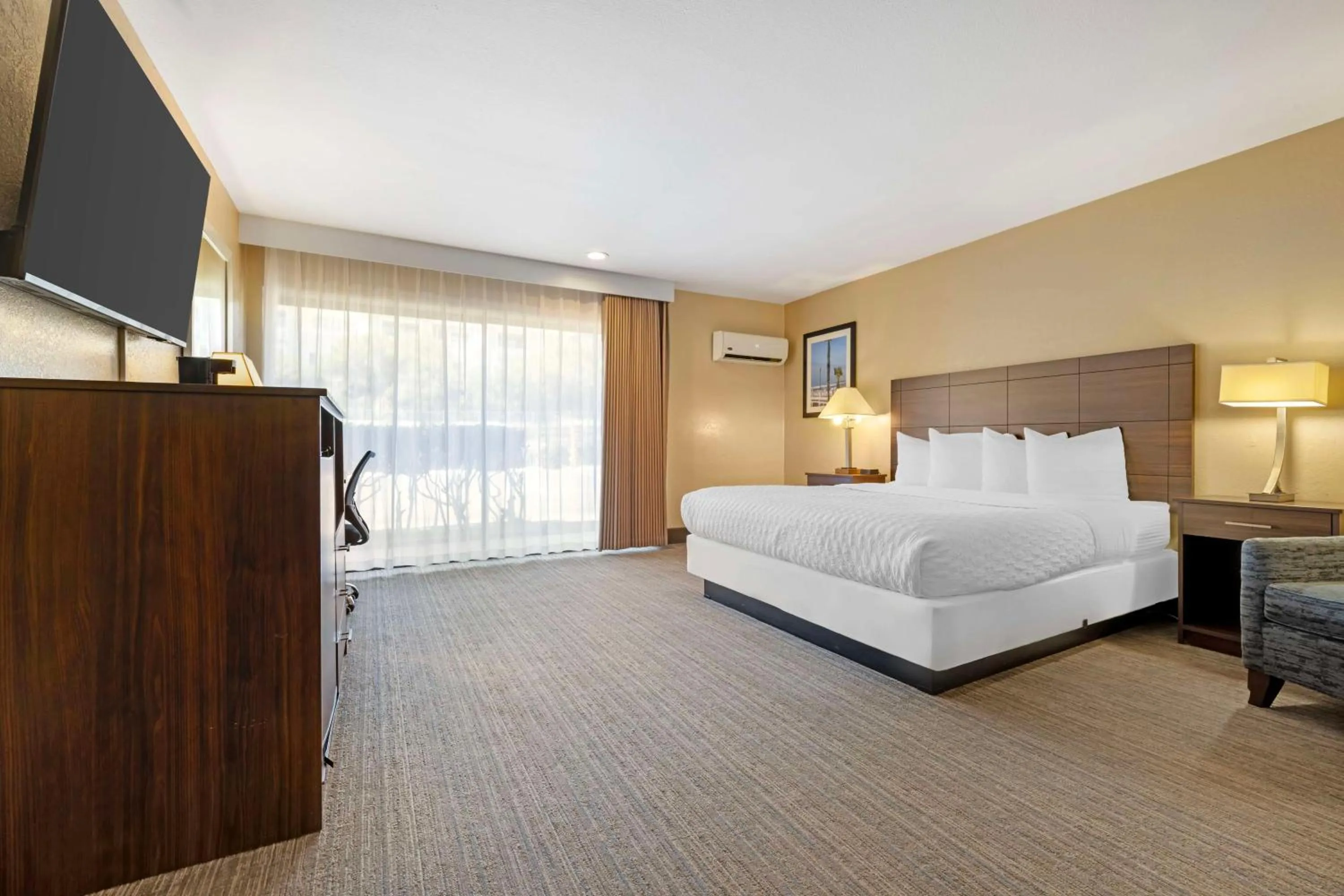 Bedroom, Bed in Best Western Oceanside Inn