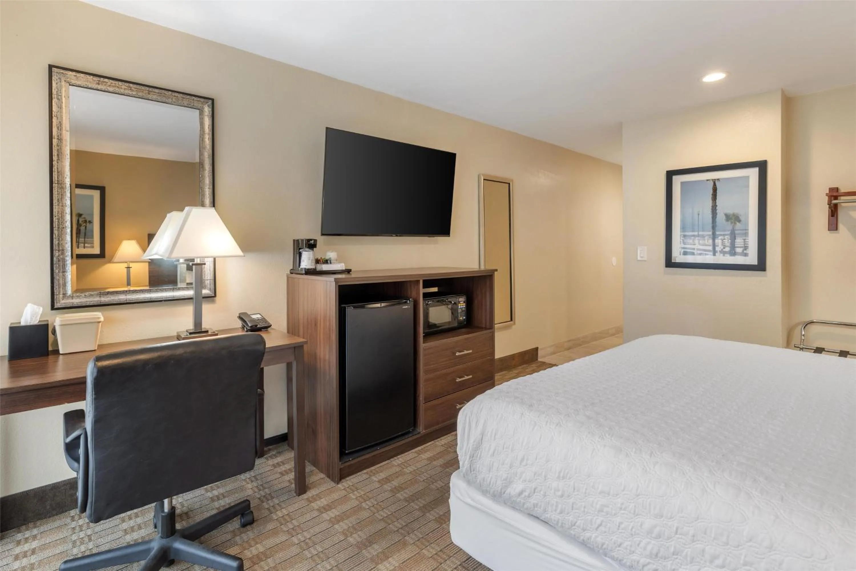 Bedroom, Bed in Best Western Oceanside Inn