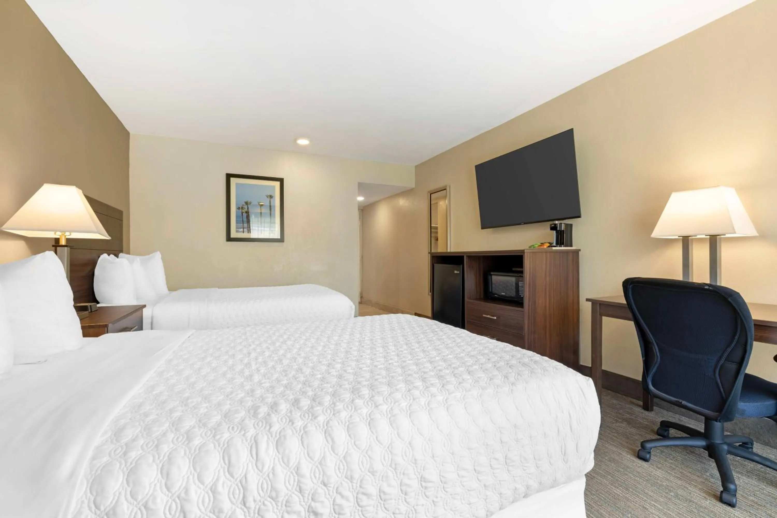 Bedroom, Bed in Best Western Oceanside Inn