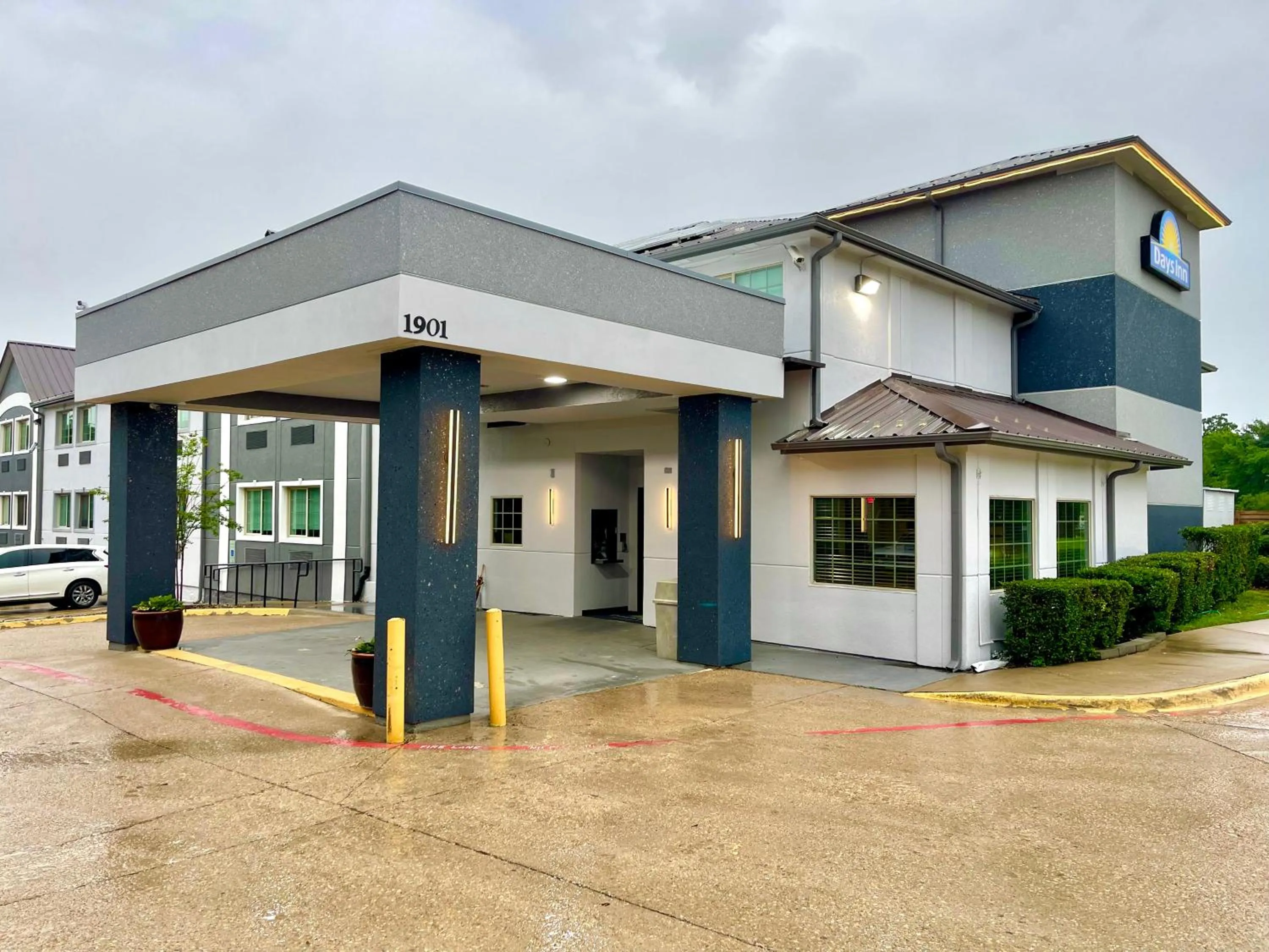 Property building in Days Inn by Wyndham Arlington