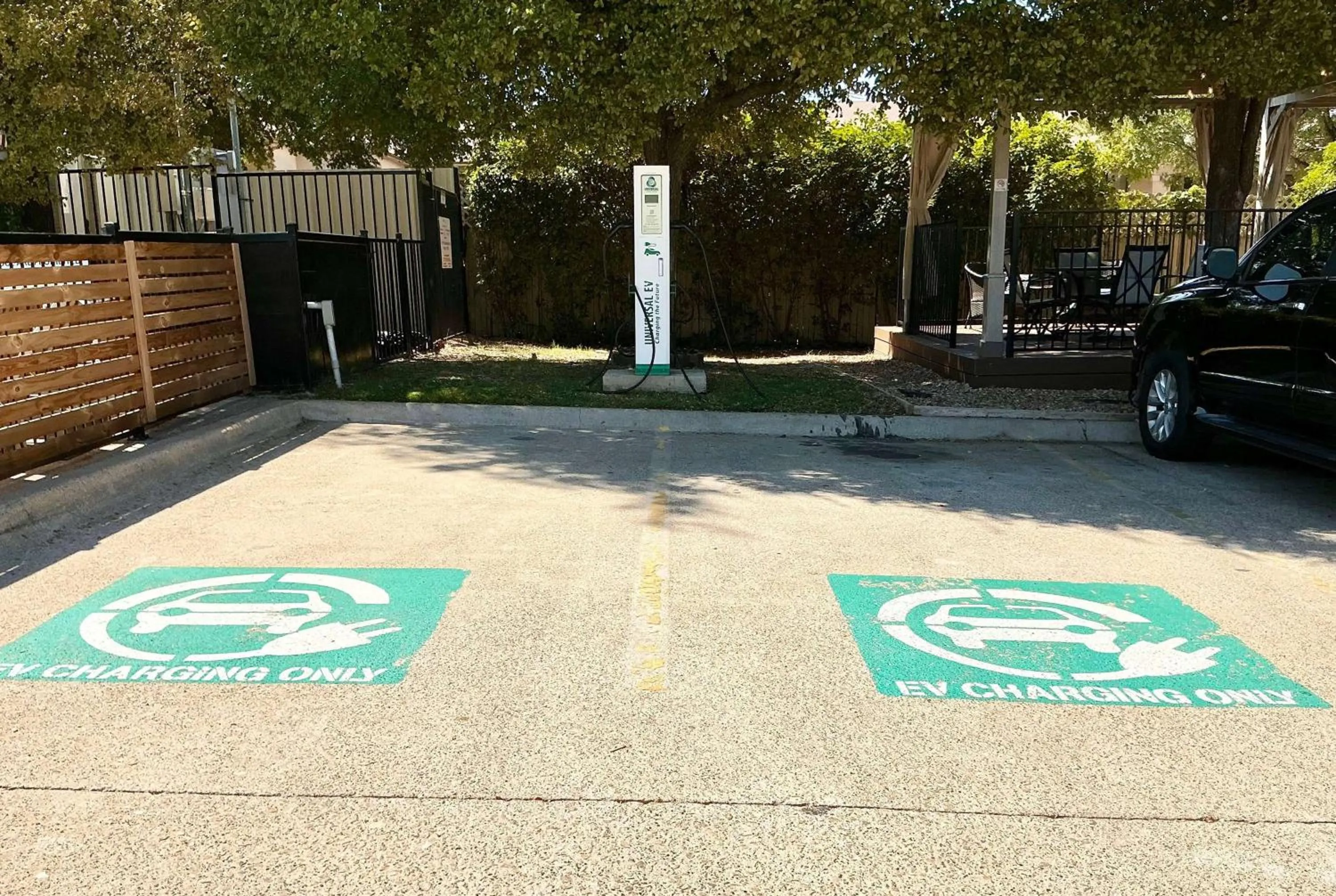 Property building in Days Inn by Wyndham Arlington