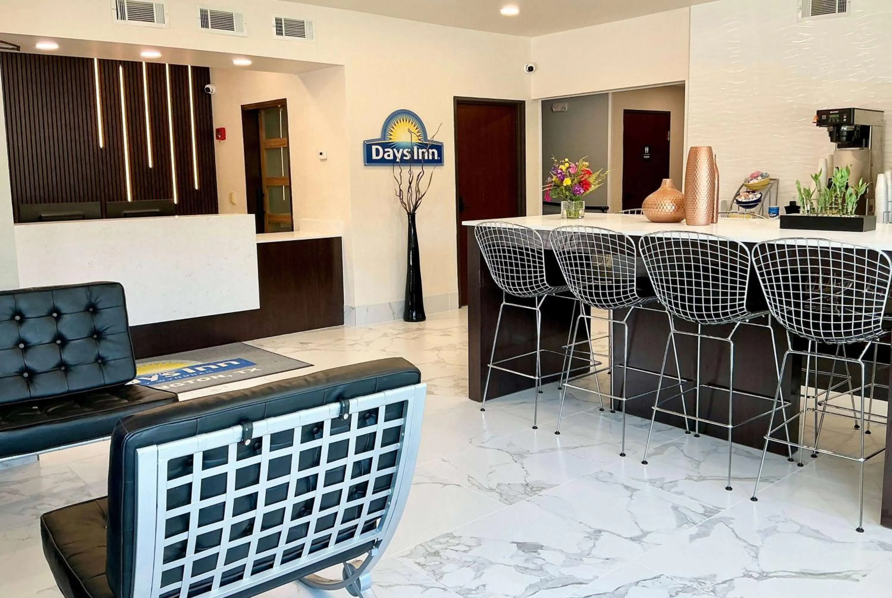 Lobby or reception in Days Inn by Wyndham Arlington