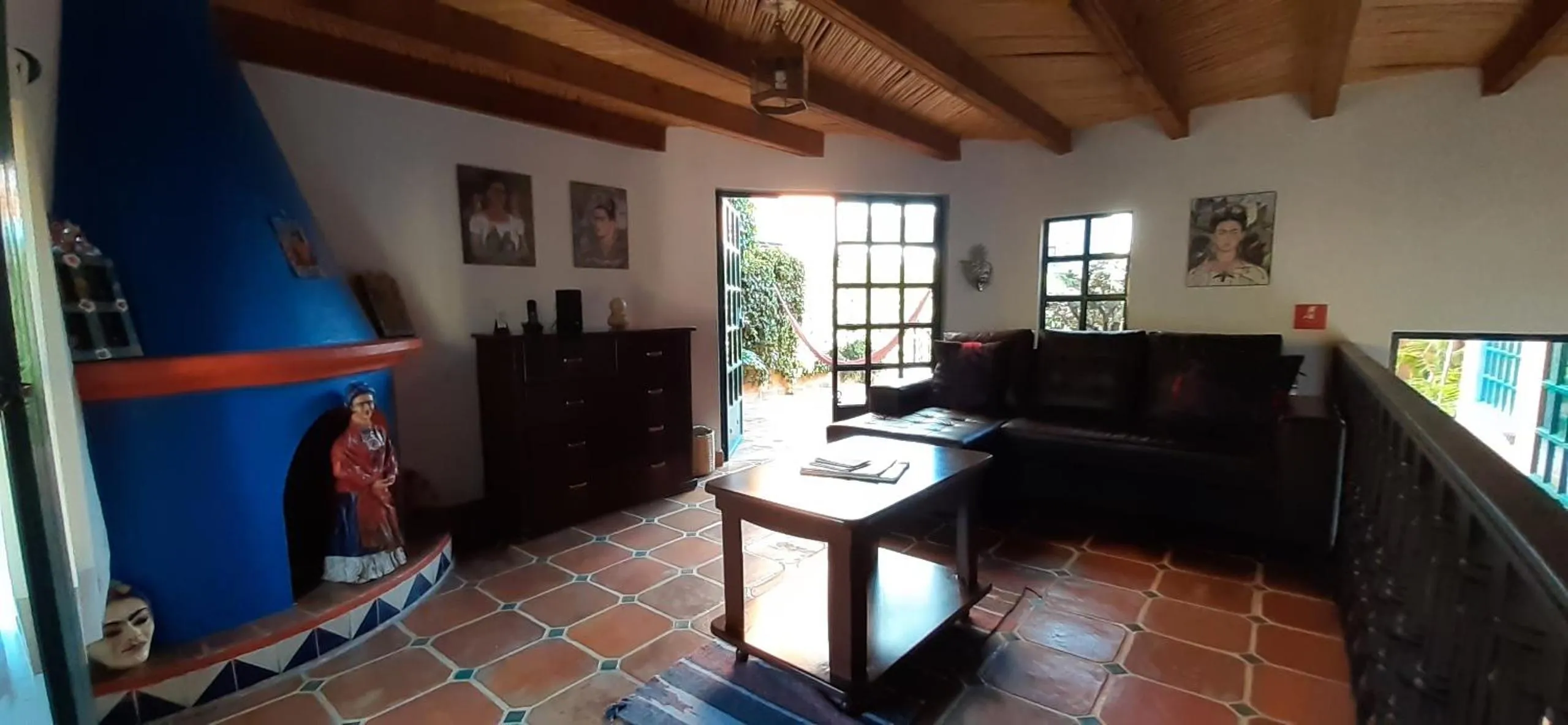 Communal lounge/ TV room in Casa Frida B&B