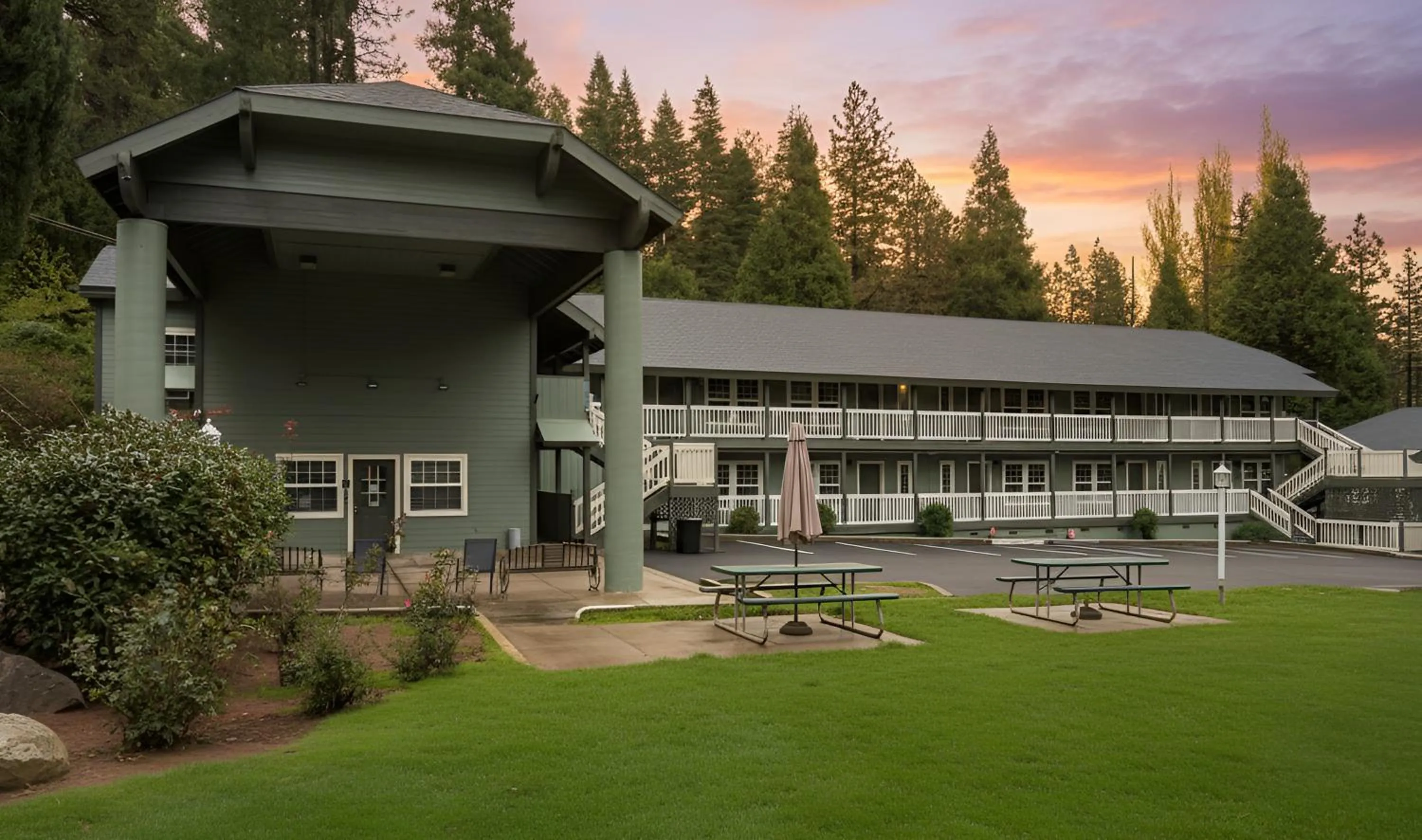 Property building in Westhaven Inn Pollock Pines Camino