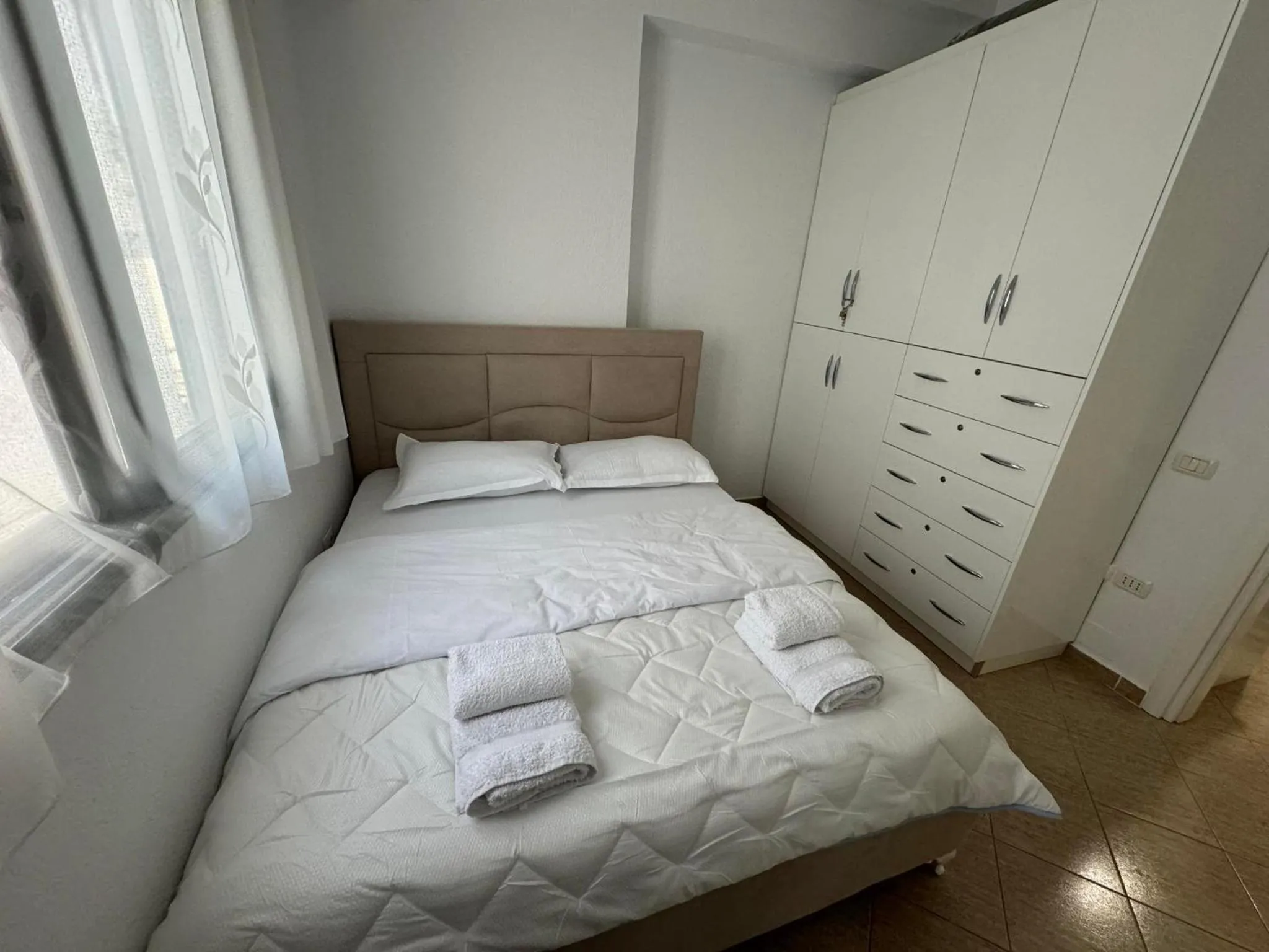 Bedroom, Bed in Taulant