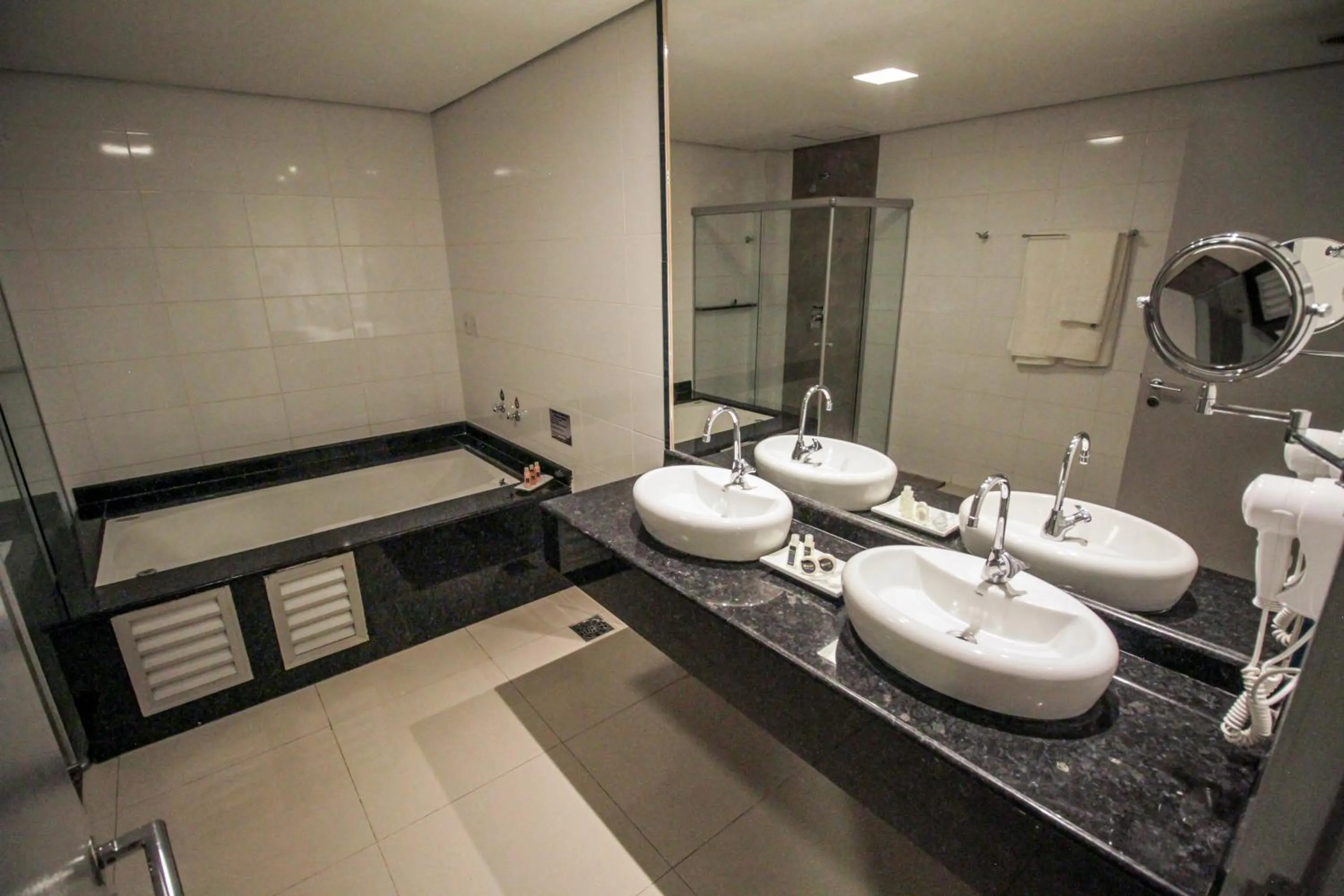 Bathroom in Oscar Hotel Executive