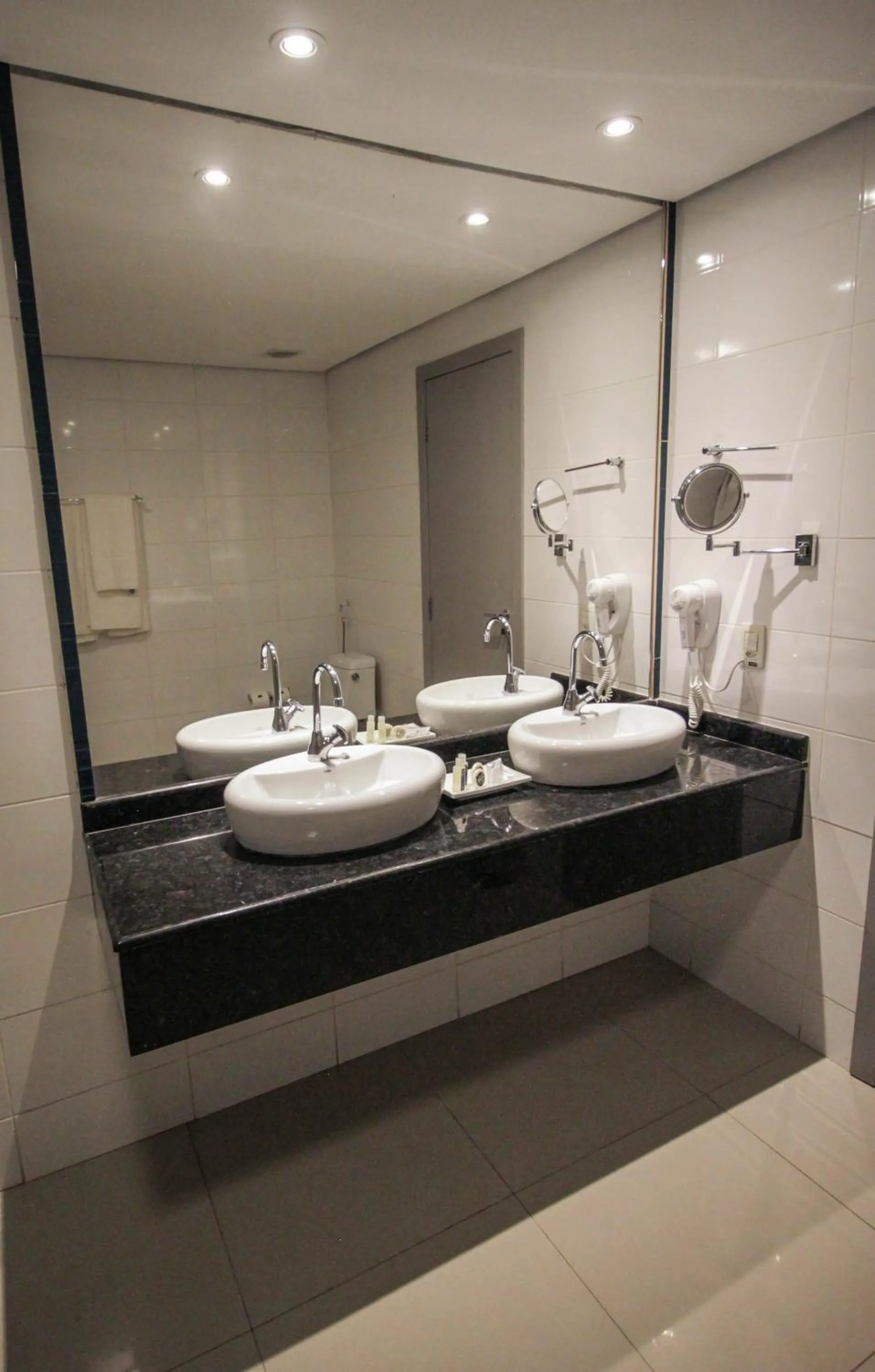 Bathroom in Oscar Hotel Executive