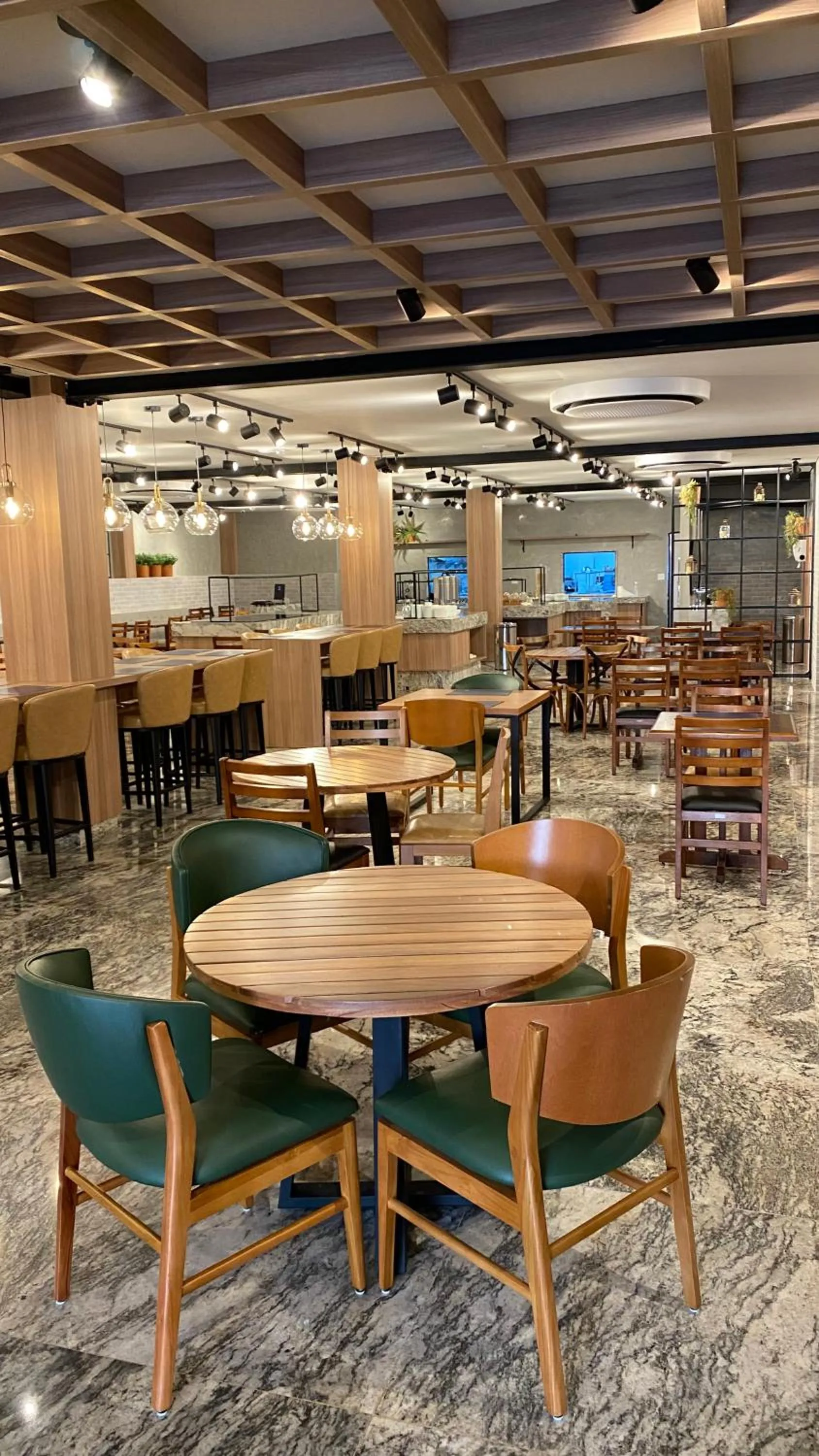 Restaurant/places to eat in Oscar Hotel Executive