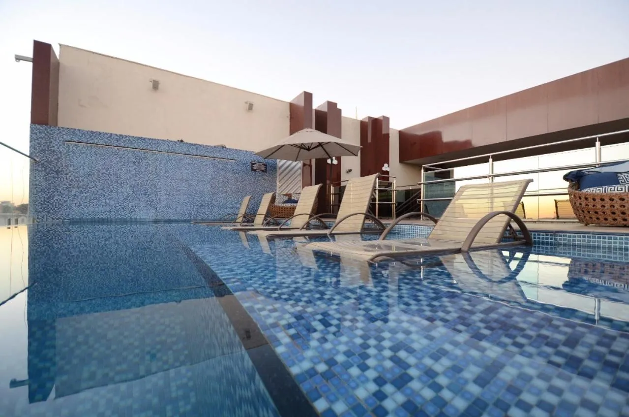 Swimming pool in Oscar Hotel Executive