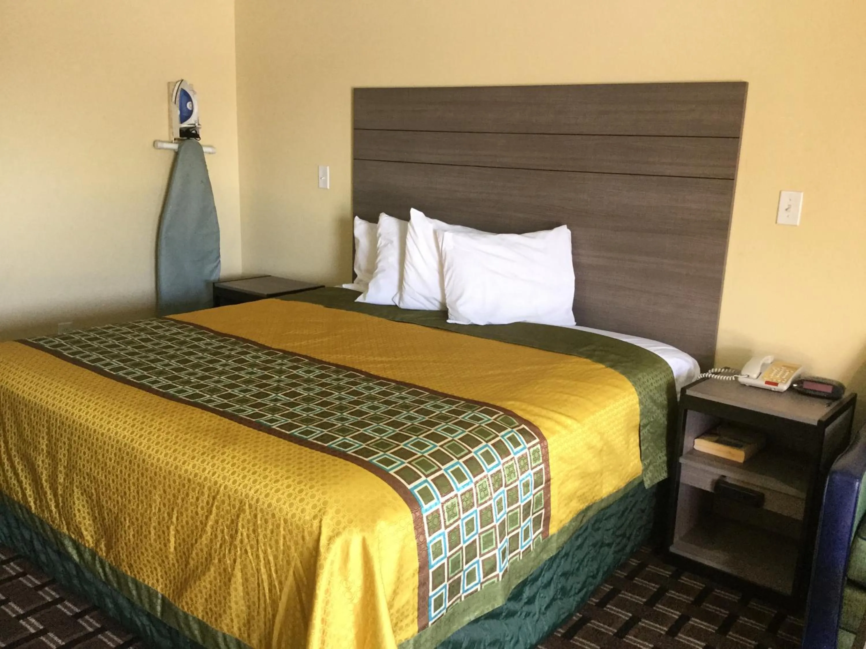 Bed in Luxury Inn and Suites Seaworld
